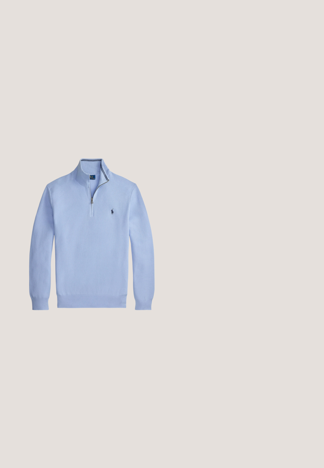 Lichtblauwe gebreide trui met lange mouwen, een kwart-ritssluiting bij de kraag en een klein donkerblauw polo-spelerlogo op de linkerborst.; Lichtblauw overhemd met lange mouwen, witte verticale strepen en een klein geborduurd Polo Ralph Lauren-logo op de borst.; Blauwe broek van een katoenmengsel met elastische tailleband en trekkoord, zijzakken en taps toelopende pijpen voor een ontspannen pasvorm.; Blauwe suède loafer met witte zool en beige stiksels langs de bovenrand, afgebeeld tegen een effen witte achtergrond.; Kleine marineblauwe crossbodytas met zwarte verstelbare riem, voorvak met rits en geborduurd Polo-speler logo in het midden.; Zwarte geweven stoffen riem met een zilverkleurige rechthoekige gesp en zwart leren uiteinde, opgerold op een witte achtergrond.