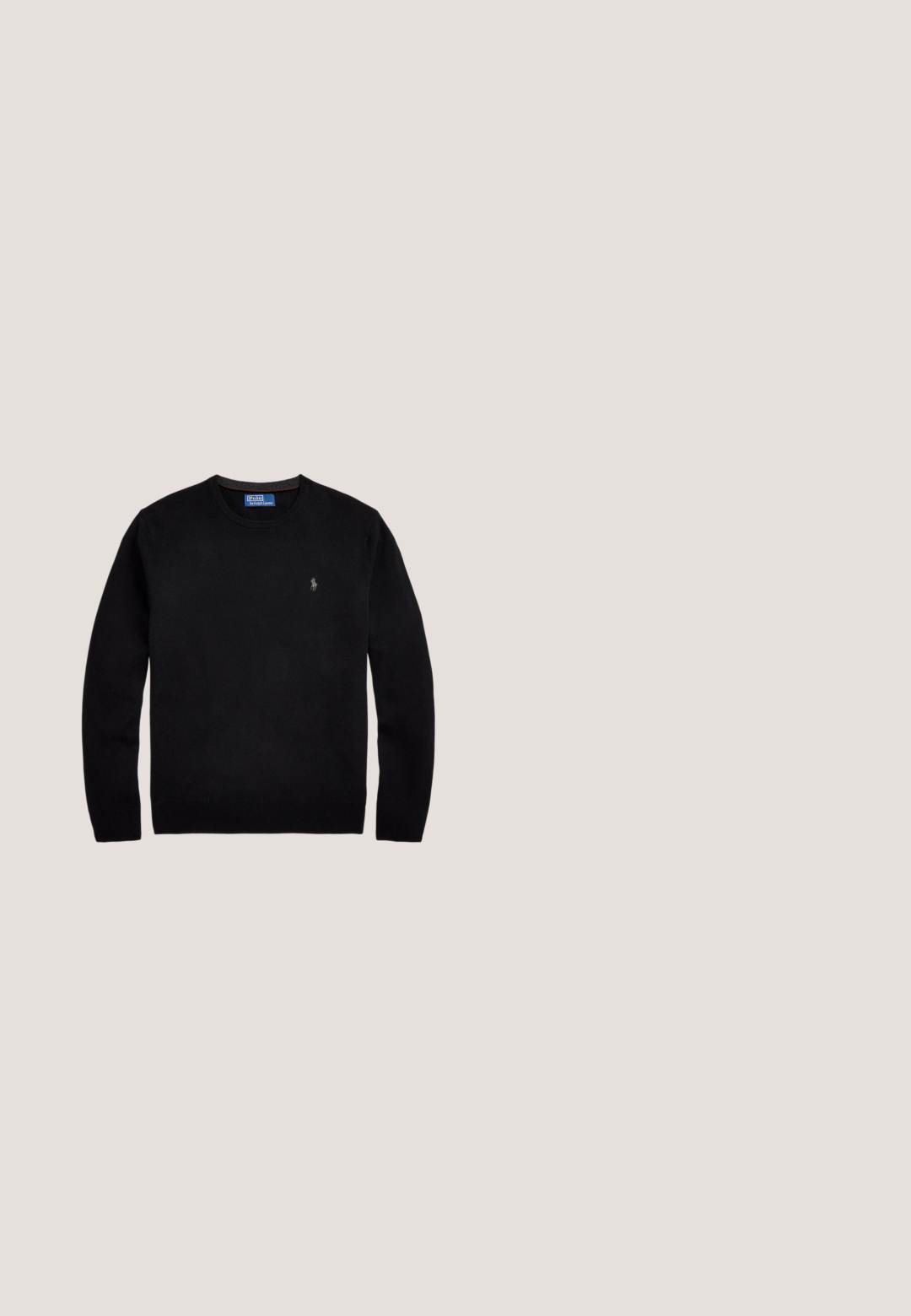 Polo Ralph Lauren LONG SLEEVE - Πουλόβερ - black; Ανοιχτόγκρι κοντομάνικο πόλο με δύο κουμπιά και μικρό σκούρο μπλε κεντητό λογότυπο αλόγου στην αριστερή πλευρά του στήθους.; Μαύρο στενό παντελόνι ανδρικό με θηλιές για ζώνη και εμπρόσθιες τσέπες, απλωμένο επίπεδα σε ανοιχτό φόντο.; Μαύρο sneaker χαμηλού τύπου με μαύρα κορδόνια, λευκή εσωτερική επένδυση και λευκό λογότυπο Polo Ralph Lauren στο πλάι και στη φτέρνα.; Άτομο που κρατά μια μαύρη τσάντα ταξιδίου φορώντας μαύρο παντελόνι, γκρι καρό σακάκι και ασπρόμαυρα αθλητικά παπούτσια.; Μαύρη πλεγμένη δερμάτινη ζώνη με ασημένια μεταλλική αγκράφα και άκρο από δέρμα σε απλό ανοιχτό φόντο.