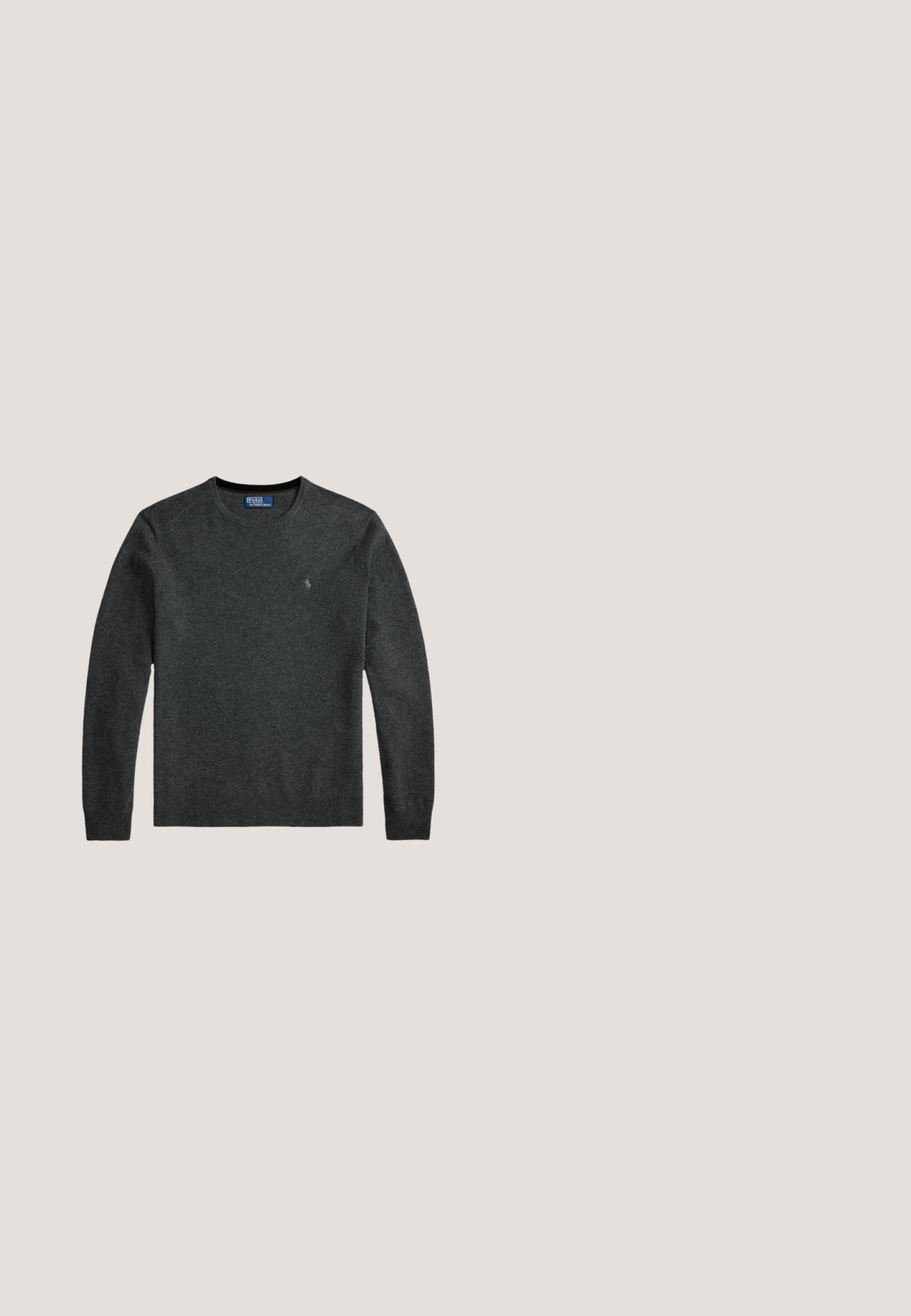 Donkergrijze trui met lange mouwen en een ronde hals, met een klein geborduurd logo op de borst en geribbelde boorden en zoom.; Langarmig olijfgroen overhemd met knopen, kraag en klein geborduurd logo op de linkerborst.; Beige ribfluwelen broek met geborduurde hondendesigns, rechte pijp, en vijfzakkenstijl met een knoopsluiting aan de voorkant.; Zwarte leren loafer met lage hak en penny-strap detail, van opzij getoond op een lichtgrijze achtergrond.; Zwarte tote tas met bovenhandvatten, een verstelbare schouderriem en een subtiel geborduurd logo aan de voorkant in het midden.; Zwarte leren riem met een zwarte rechthoekige gesp met een geperst polo-speler logo.