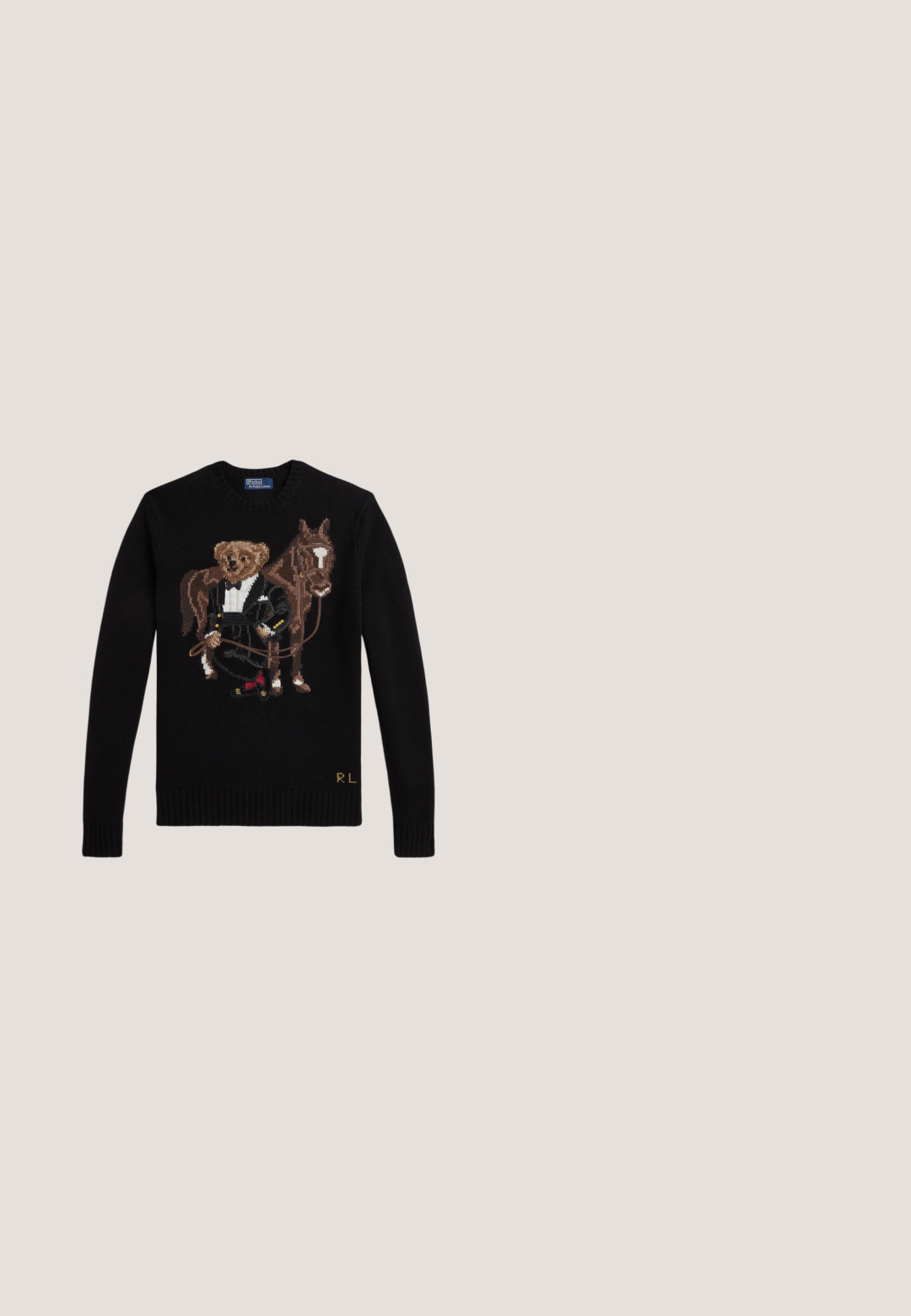 Schwarzer Pullover mit besticktem Bären im Smoking, der die Zügel eines stehenden braunen Pferdes hält, mit den Initialen "RL" in der Nähe des Saums.; Schwarzes, langärmliges Hemd mit Knopfleiste, knöpfbarem Kragen und kleinem gelbem Polo Ralph Lauren-Logo auf der linken Brust.; Beige Baumwollhosen mit geradem Bein, Gürtelschlaufen, vorderem Knopf, Reißverschluss und Seitentaschen.; Schwarzer Leder-Schnürschuh für den Alltag mit dicker profillierter Sohle und kleinem grünem "Polo" Etikett an der Seite nahe der Ferse.; Schwarze Umhängetasche mit vorderer Reißverschlusstasche, verstellbarem Trageriemen und kleinem gesticktem Polo-Spieler-Logo in der Mitte.; Schwarzer Leder-Gürtel mit einer rechteckigen silbernen Metall-Schnalle, die ein geprägtes Reiter-Logo trägt, glatter Textur und fünf Gürtellöchern.