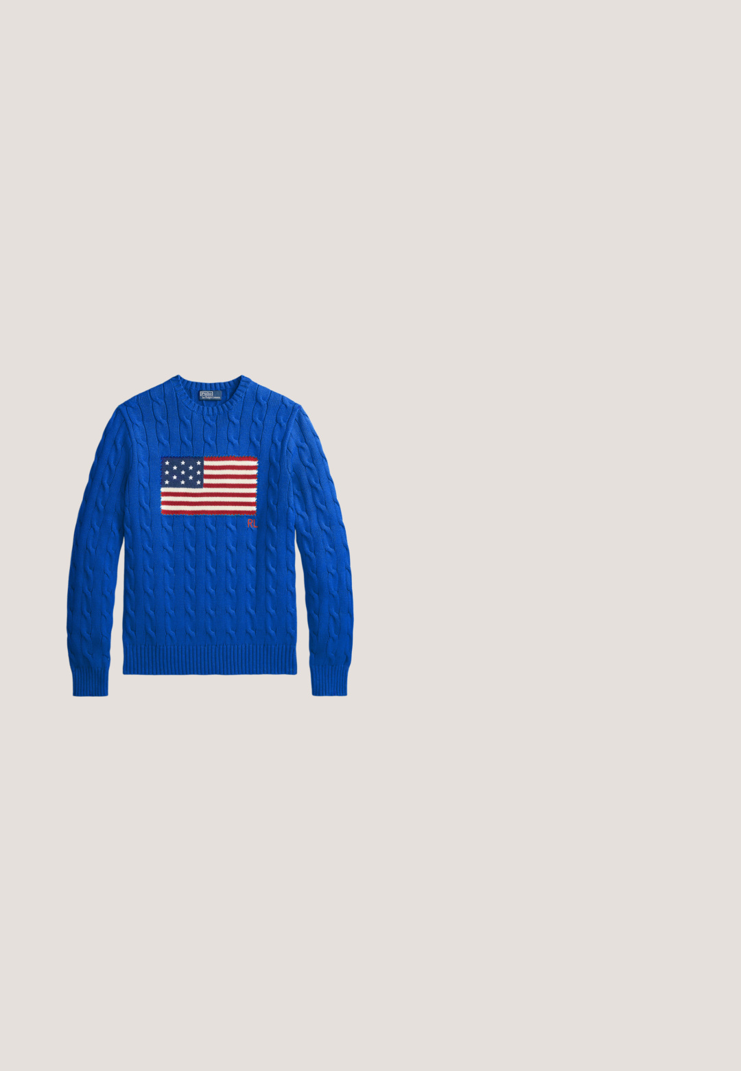 Modrý sveter s pleteným vzorom, na prednej strane veľký pletený motív americkej vlajky a rebrované manžety a spodný lem. Prítomné je logo značky.; Modro-biela kockovaná košeľa s dlhým rukávom na gombíky s golierom a vyšitým logom na ľavej strane hrude.; Modré vyblednuté denimové rifle s prednými vreckami, pútkami na opasok, zapínaním na gombík a štítkom „Polo by Ralph Lauren“ vo vnútri pásu.; Čierny kožený slip-on mokasín s zaoblenou špičkou a šitými detailmi pozdĺž strán a vrchu, zobrazený z boku na bielom pozadí.; Malá čierna kabelka cez rameno s predným zipsovým vreckom, nastaviteľným popruhom a vyšitým logom hráča polom na koni.; Čierny kožený pletený opasok so striebornou kovovou prackou, s hladkou textúrou a slučkou na prispôsobenie, ktorá zobrazuje ležérny dizajn.