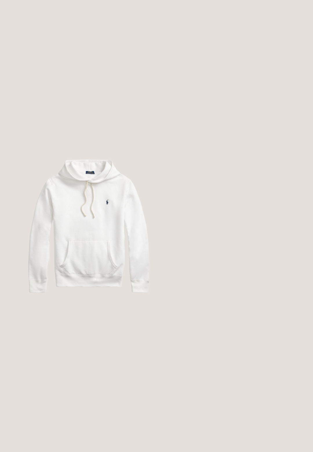 Weißer Polo Ralph Lauren Hoodie mit Fronttasche, Kapuze mit Kordelzug und marineblau besticktem Logo auf der linken Brust.; Schwarzes T-Shirt mit V-Ausschnitt und kurzen Ärmeln sowie kleinem rotem Polo Ralph Lauren Logo auf der linken Brust.; Dunkelblaue Straight-Leg-Denim-Jeans mit fünf Taschen und orangener Naht, flach auf weißem Hintergrund dargestellt.; Schwarzer Leder-Schnürschuh für den Alltag mit dicker profillierter Sohle und kleinem grünem "Polo" Etikett an der Seite nahe der Ferse.; Person trägt dunkle Hose, schwarz-weiße Sneakers, hält eine schwarze Reisetasche mit sichtbarem Logo und Reißverschlussdetails.; Schwarzer, geflochtener Ledergürtel mit einer silbernen Metallschnalle, der eine glatte Textur und eine Schlaufe zur Anpassung aufweist und ein lässiges Design zeigt.