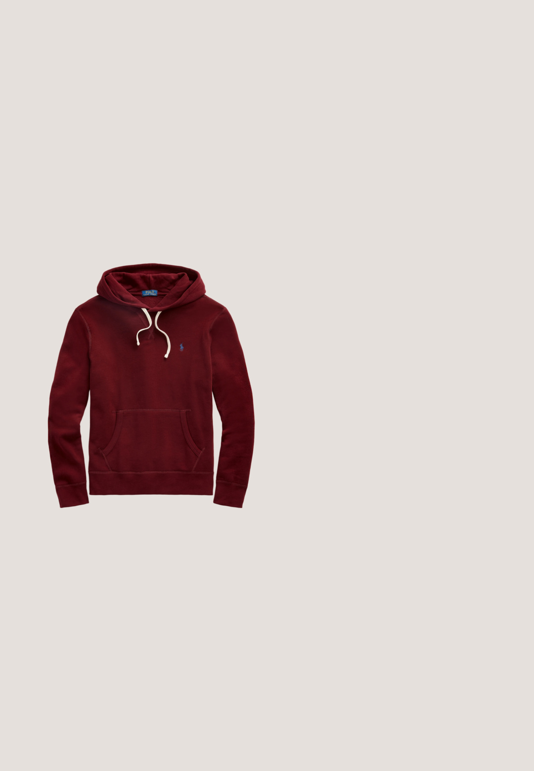 Tmavo vínová mikina s kapucňou s bielymi šnúrkami, predným klokankovým vreckom a malým modrým logom Polo Ralph Lauren na ľavej strane hrude.; Biela bavlnená tričko s okrúhlym výstrihom. Na ľavej strane hrude je malé tmavomodré logo. Krátke rukávy, hladká textúra.; Modré džínsové nohavice s rovnými nohavicami, prednými vreckami, pútkami na opasok a zapínaním na gombíky.; Tmavohnedý nízky teniska s čiernou podrážkou, čiernymi šnúrkami a sieťovaným bočným panelom s malým čiernym logom.; Čierna obdĺžniková taška typu tote s krátkymi rukoväťami, dlhým popruhom na boku a malým vyšívaným logom hráča póla v strede prednej časti.; Tmavohnedý kožený opasok navinutý s mosadznou prackou, na ktorej je vyrytý nápis Polo na jednoduchom bielom pozadí.