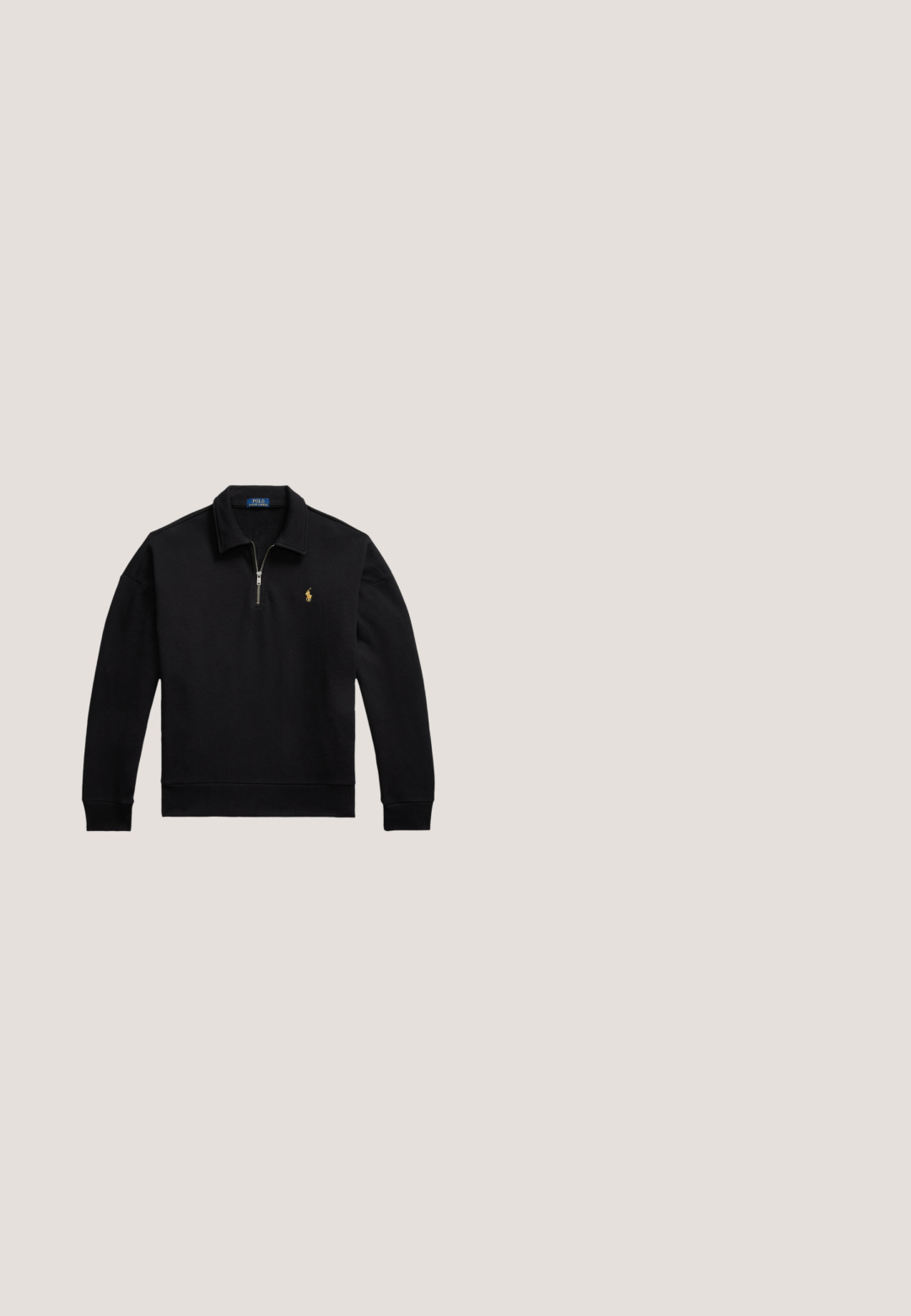 Čierna mikina s polo zipsom, s rebrovanými manžetami a spodným lemom, s malým vyšívaným zlatým logom na ľavom prsníku.; Čierna krátkym rukávom Polo Ralph Lauren košeľa s golierom, zapínaním na dva gombíky a malým bielym vyšitým logom na ľavej strane hrudníka.; Čierne teplákové nohavice s elastickým pásom so zaväzovaním, bočné cargo vrecká, rebrované manžety a malé biele logo na pravom stehne.; Biele kožené tenisky s detailmi z semišu, vybavené čiernou pätovou záložkou, šnurovaním, perforovanými detailmi a nenápadným logom na boku.; Čierne obdĺžnikové slnečné okuliare s tmavozelenými šošovkami a malým logom Polo na stranici, umiestnené na bielom pozadí.; Čierny kožený pletený opasok so striebornou kovovou prackou, s hladkou textúrou a slučkou na prispôsobenie, ktorá zobrazuje ležérny dizajn.
