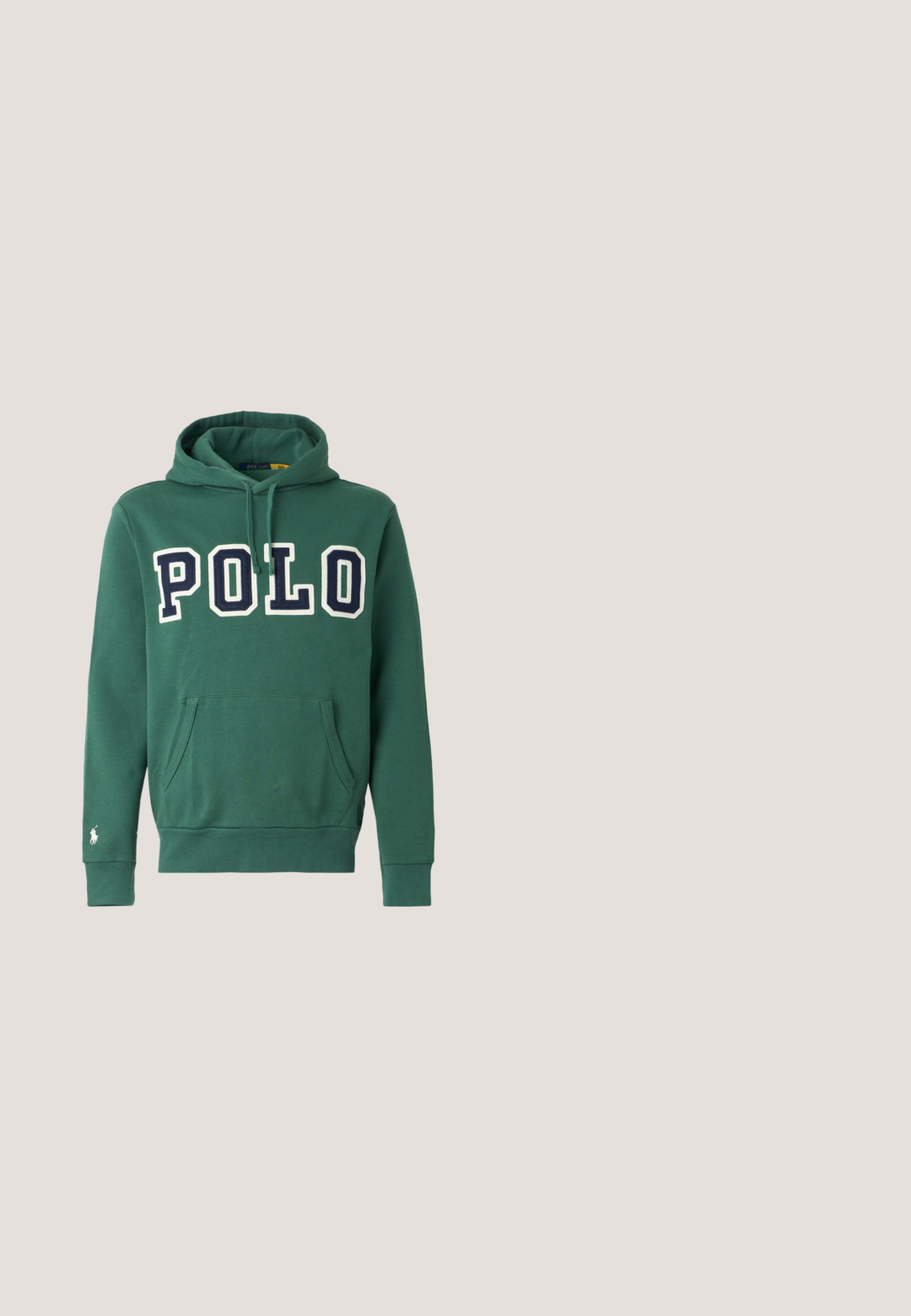 Vihreä huppari, joka on valmistettu pehmeästä puuvillasta. Siinä on suuri "POLO"-logo tummansinisellä värellä, etutasku, säädettävä nyörihuppu ja pieni logo hihassa.; Sotilasnavy sininen vetoketjullinen takki, joka on valmistettu puuvillasta ja jossa on kaulus, kaksi sivutaskua ja pieni vihreä logo rintataskussa. Liukas pinta.; Valkoiset slim fit -farkut, joissa on viisi taskua, napin suljenta ja vyölenkit, asetettuna litteästi yksinkertaisen vaalean taustan päälle.; Matalaiseen tumman vihreän nahkasneakeriin, jossa on valkoiset nauhat ja pohja, on lisätty huomaamaton Polo-logo sivussa ja pohjassa.; Suorakulmaiset aurinkolasit, joissa on läpinäkyvä etukehys ja tummansiniset saranat. Linssit ovat tumman sävyiset, ja linssissä on Polo-brändäys.; Musta nahkainen vyö mustalla suorakaide-soljella, jossa on kohokuvioitu polo-pelaajan logo.