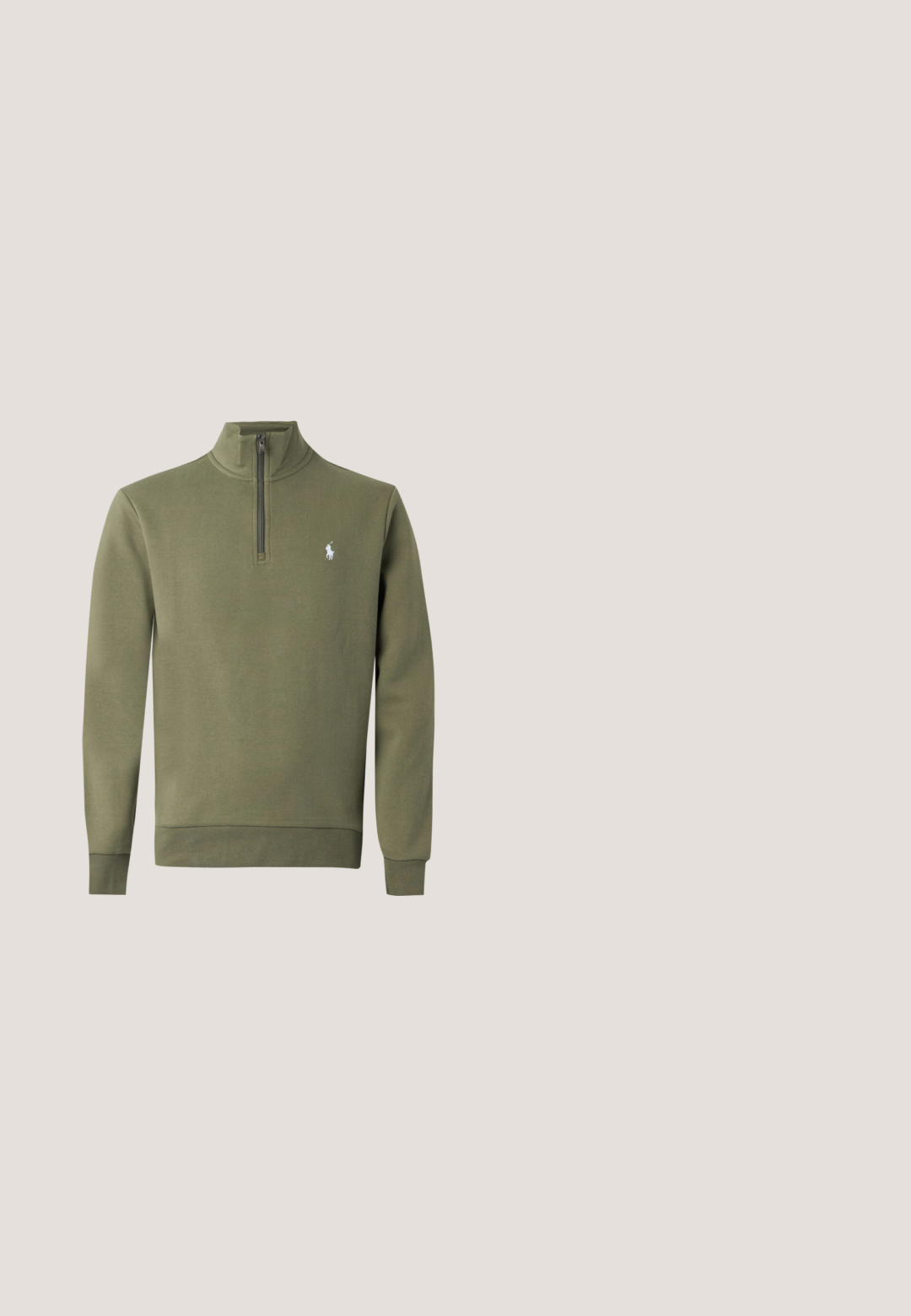 Jersey tipo pulóver de manga larga en verde oliva con cremallera hasta un cuarto, cuello alzado y pequeño logo blanco de Polo Ralph Lauren en el pecho.; Camisa de cuadros verde y negra, hecha de tela, con cierre de botones en la parte delantera, dos bolsillos en el pecho y mangas largas con puños abotonados.; Pantalones de pierna recta color crema con trabillas para cinturón y bolsillos laterales, mostrados extendidos en un fondo claro.; Zapatilla deportiva negra de corte bajo con cordones negros, forro interior blanco y logotipo blanco de Polo Ralph Lauren en el lateral y el talón.; Gafas de sol rectangulares negras con lentes verde oscuro y un pequeño logo de Polo en la patilla, colocadas sobre un fondo blanco.; Cinturón de cuero negro con una hebilla rectangular de metal plateado que presenta un logo de jinete en relieve, textura suave y cinco agujeros.