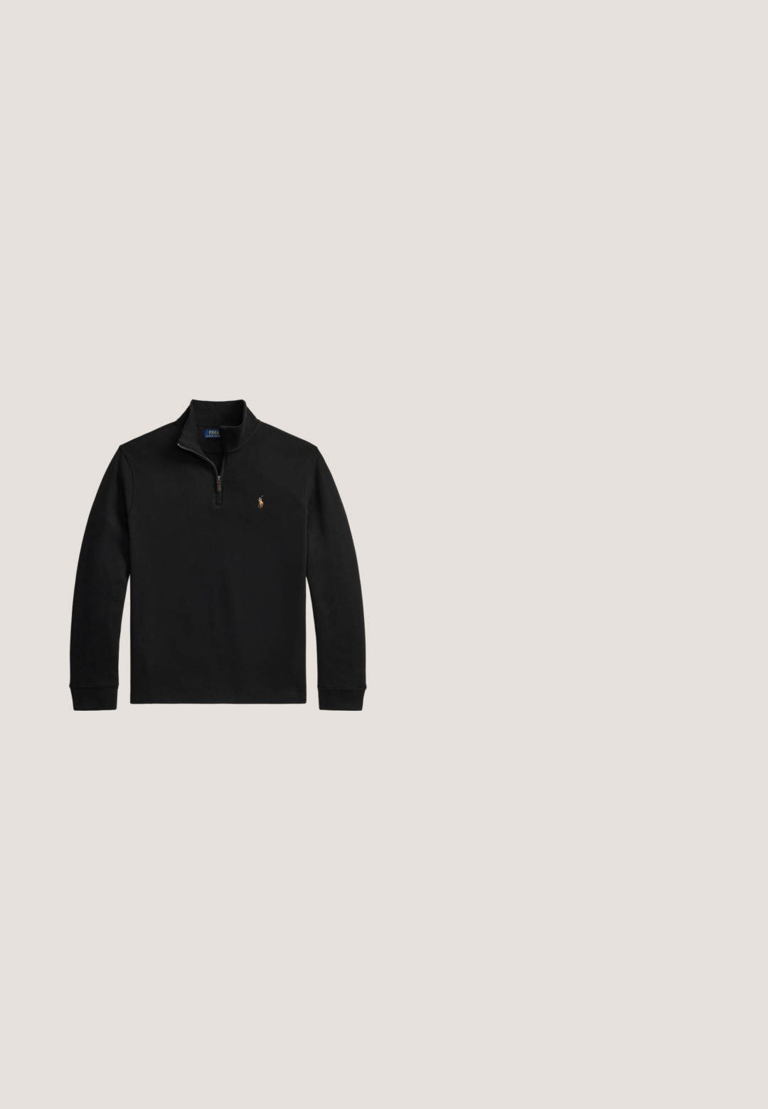 Zwarte trui met lange mouwen, kwartritssluiting, opstaande kraag en klein geborduurd Polo Ralph Lauren-logo op de linkerborst.; Zwarte poloshirt van katoen, met een klassieke kraag, een drie-knopen sluiting, korte mouwen, en een wit logo op de linkerborst.; Zwarte sweatpants met rechte pijpen, trekkoord in de taille en klein wit logo op de linkerdij, plat weergegeven op een lichte achtergrond.; Voeten met olijfgroene sneakers, witte sokken en beige broek rustend op een houten stoelplank tegen een effen achtergrond.; Kleine zwarte crossbodytas met voorvak met rits, verstelbare riem en geborduurd logo van een polospeler te paard.; Zwarte leren riem met een zwarte rechthoekige gesp met een geperst polo-speler logo.