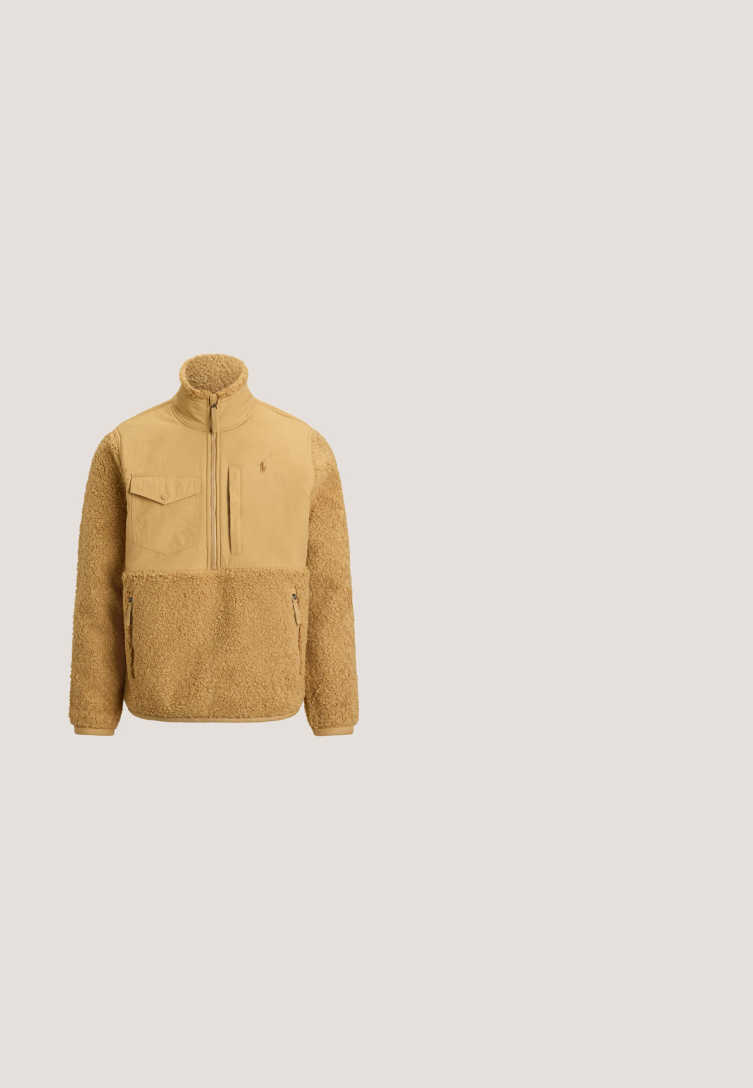 Beige fleecejack met een gladde stof bovenkant, ritssluiting aan de voorkant, hoge kraag, borstzak en twee zijritszakken. De textuur is zacht en pluizig.; Witte button-up blouse met dunne verticale strepen in lichtbeige. Heeft een klassieke kraag, lange mouwen en een klein geborduurd logo op de borst.; Zwarte denim jeans met een rechte snit, voorzien van vijf zakken, een ritssluiting en subtiele stikdetails langs de naden.; Grijze en beige casual sneaker met witte veters, gestructureerde zool en Vibram-logo op de zwarte buitenzool, zijaanzicht.; Zwarte nylon sporttas met dubbele handvatten, verstelbare schouderriem, voorvak met rits en merketiket. Gladde textuur en gestructureerde vorm.; Zwarte leren riem met een rechthoekige zilverkleurige metalen gesp met een reliëf van een ruiterlogo, een gladde textuur en vijf riemgaten.