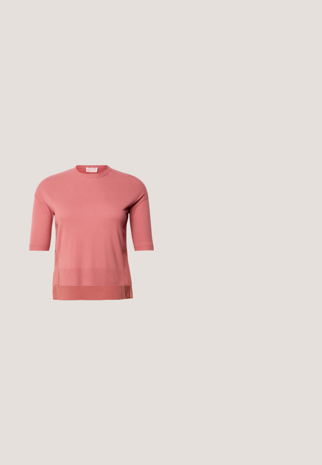 Pink kortærmet strikket top med rund halsudskæring og ribbet kant, der har et lagdelt look med et længere stofpanel nedenunder.; Glamorous HALTER CROPPED BOXY WAISTCOAT - Top - cream; Lyseblå nederdel i knælængde lavet af et tekstureret stof, med en elastisk, rynket taljebånd og et flydende design uden lommer.; Guldmetallic hælesandal med firkantet blokhæl, åben tå og justerbar ankelrem. Glat tekstur og minimalistisk design.; Metallisk sølv clutch-taske formet som en muslingeskal med en sølvkæde hængende på siden.; Guld kæde halskæde med røde og hvide blomst vedhæng, små farverige perler og to fugleformede vedhæng på en hvid baggrund.