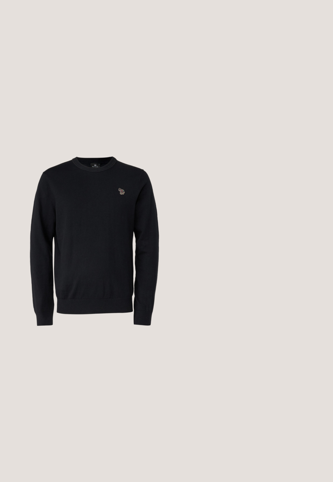 PS Paul Smith CREW NECK - Striktrøje - black; Sort bomulds T-shirt med rund halsudskæring og korte ærmer. Har et lille flerfarvet broderet logo på brystet.; Blå denimjeans med høj talje, lige ben, fem lomme-design og kontrasterende orange syninger. Glat tekstur.; Sorte ruskind sneakers med en hvid gummisål, der har et klassisk low-top design, rundt tå og flade sorte snørebånd.; Sorte rektangulære solbriller med mørkerøde linser, med en mat finish og rød logo på stangen. Solid plastikramme.; Sort nylon crossbody taske med lynlås, justerbar stofrem og logo-patch. Har et minimalistisk design og en glat tekstur.