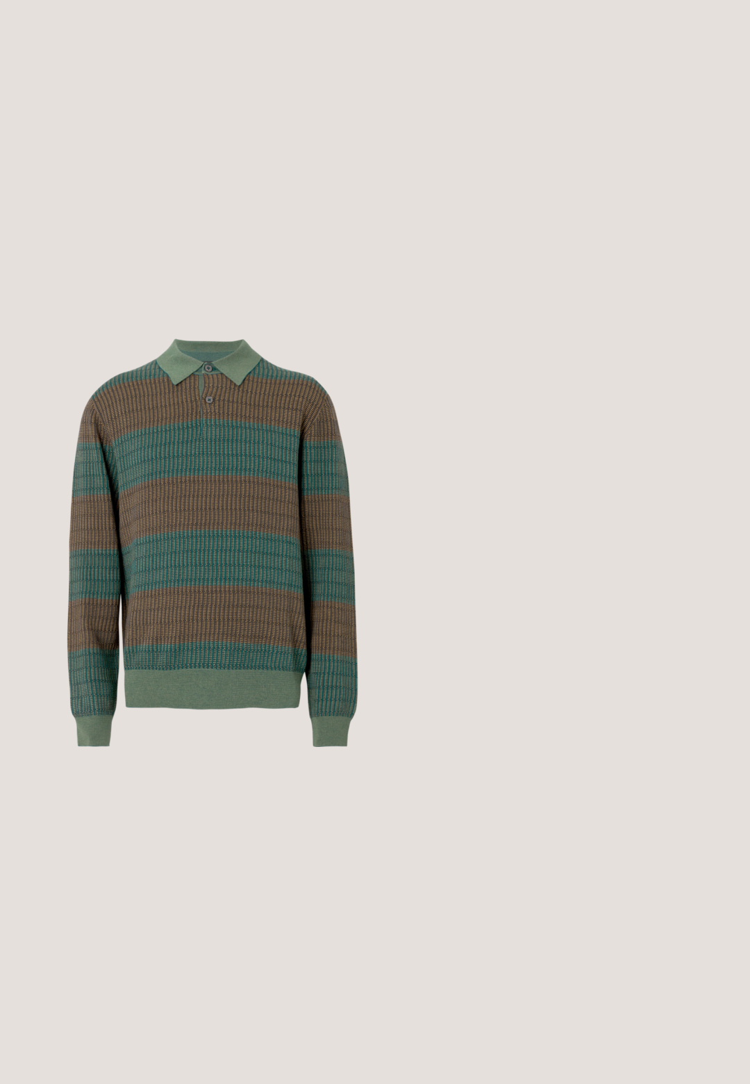 Gestrickter Polopullover mit strukturiertem Muster in Braun- und Türkistönen, grünem Kragen und Zweiknopfleiste. Lange Ärmel mit gerippten Bündchen.; Kurzarmpullover in Dunkelgrün mit schwarzem abstraktem Leopardenmuster, mit Knopfleiste und Kragen. Glatte Stofftextur.; Braune Hose mit taillierter Passform, flachem Frontdesign und zwei seitlichen Taschen. Hergestellt aus einem glatten Stoff mit sauberem Finish und ohne sichtbare Muster.; Hellbrauner Wildleder-Herrenloafer mit dunklem geflochtenem Besatz, flacher schwarzer Sohle und niedrigem Absatz, seitlich auf weißem Hintergrund dargestellt.; Sonnenbrille mit dunklen Gläsern, goldfarbenem Metallrahmen, sechseckiger Form und Armschalen im Schildpatt-Muster. Strukturierte Akzente an den Bügeln.; Brauner Leder-Gürtel mit strukturiertem Finish, silberner Metallschnalle und einem kleinen Logo-Detail am Riemen. Misst ungefähr 3 cm in der Breite.