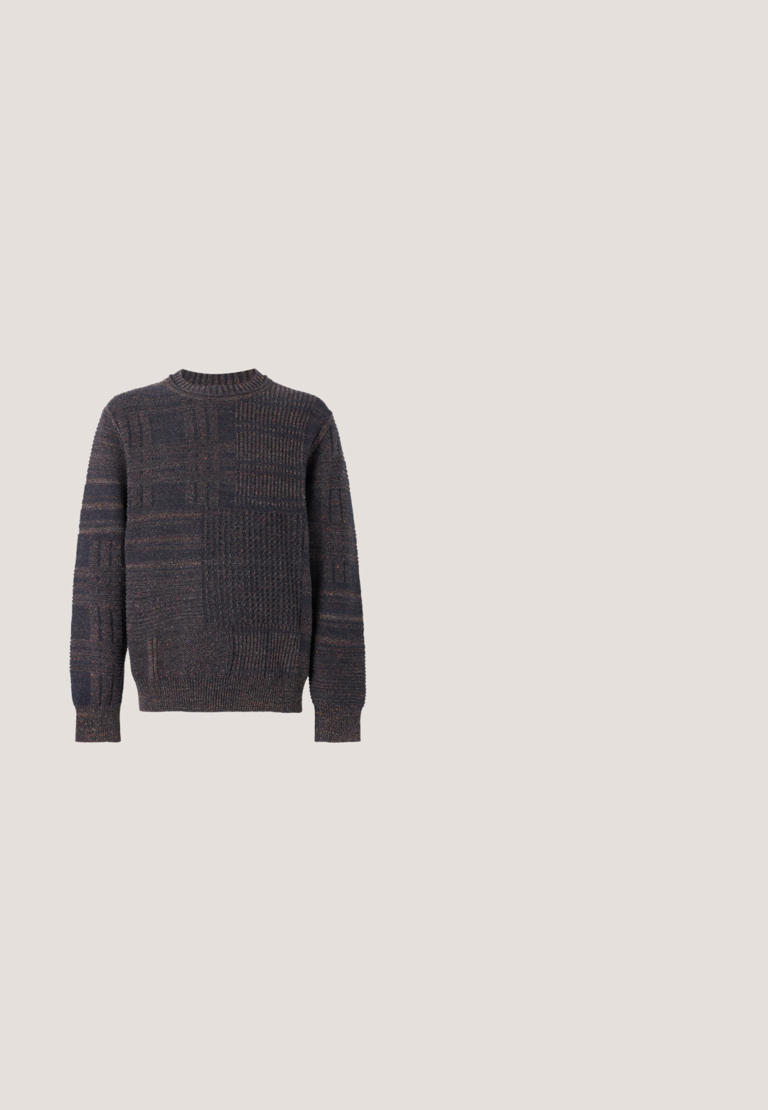 Jersey de punto gris oscuro con patrones texturizados variados, mangas largas y puños y bajo acanalados sobre un fondo blanco.; Camisa de botones burdeos con un tejido texturizado, que presenta un patrón de lunares en color crema. Mangas largas y un diseño de cuello tradicional.; Pantalones beige ajustados hechos de una tela texturizada, con un frente plano, piernas rectas y una cintura tradicional con pasadores para cinturón.; Botín de cuero marrón con paneles laterales elásticos y una tira para agarrar. Textura suave, punta redondeada y un tacón bajo y apilado.; Bolso bandolera de cuero marrón oscuro con textura, correa ajustable y pequeño adorno decorativo azul en el lateral.; Cinturón de cuero texturizado marrón oscuro enrollado con hebilla rectangular de plata grabada con "Tiger of Sweden" sobre un fondo claro.