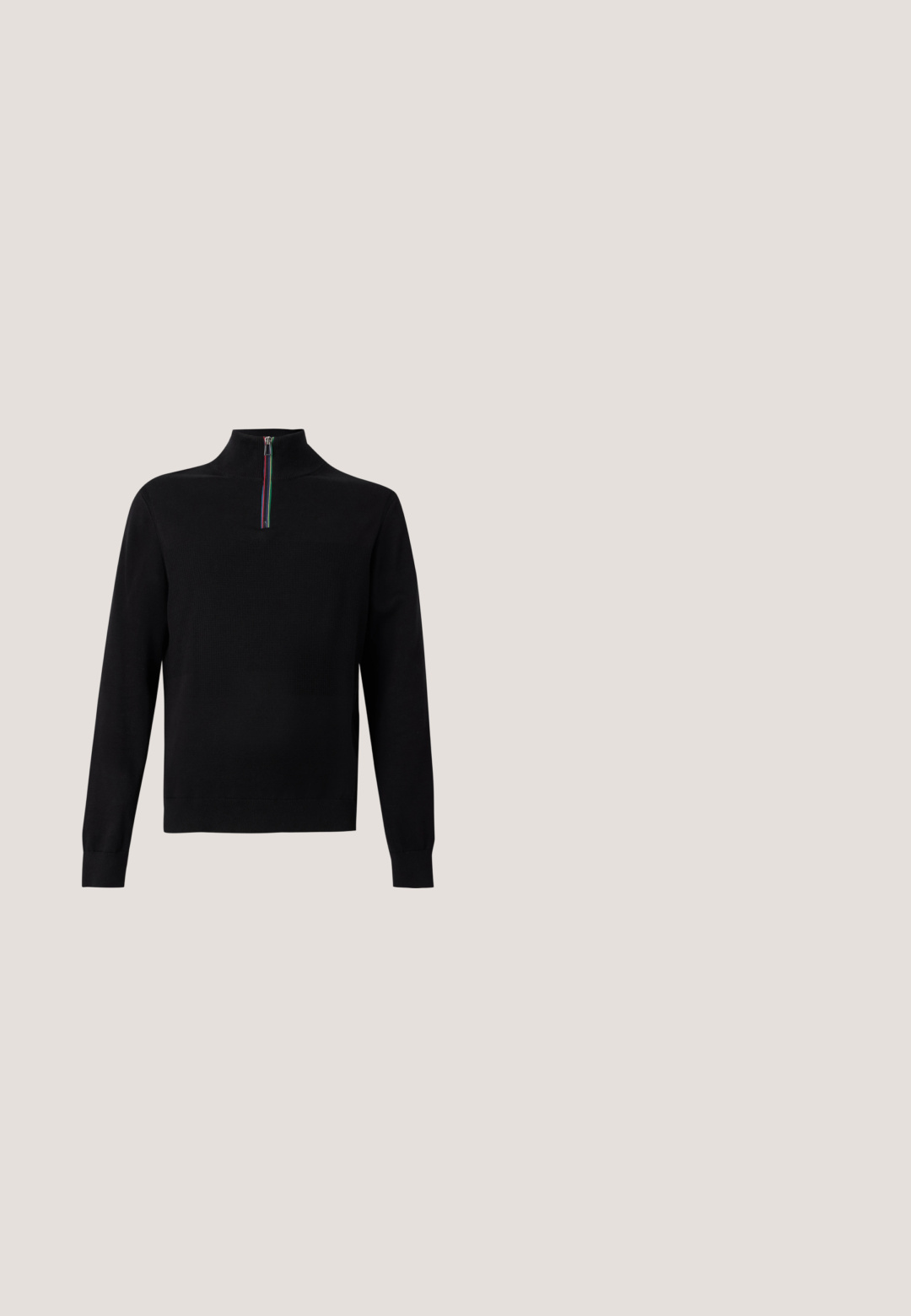 Jersey negro de manga larga con cuello alto y cremallera corta con franjas rojas, blancas, verdes y azules.; Camisa de botones de manga larga con una base oscura y un estampado artístico de figuras, botones negros y una etiqueta roja de marca en el cuello.; Pantalones cargo negros fabricados con tejido duradero, que cuentan con múltiples bolsillos, costuras reforzadas y accesorios de metal para una mayor funcionalidad.; Mocasines de cuero negro con punta redonda, que cuentan con un detalle de correa frontal y un tacón bajo y sólido. Textura suave y diseño estilizado.; Bufanda rectangular de color gris oscuro con un patrón sutil de logotipo repetido y dos franjas verticales a lo largo de un extremo, etiquetada con "GUESS" en los extremos.; Cinturón de cuero negro con hebilla rectangular de plata que presenta patrones florales grabados y un logotipo central estilizado en forma de "B".