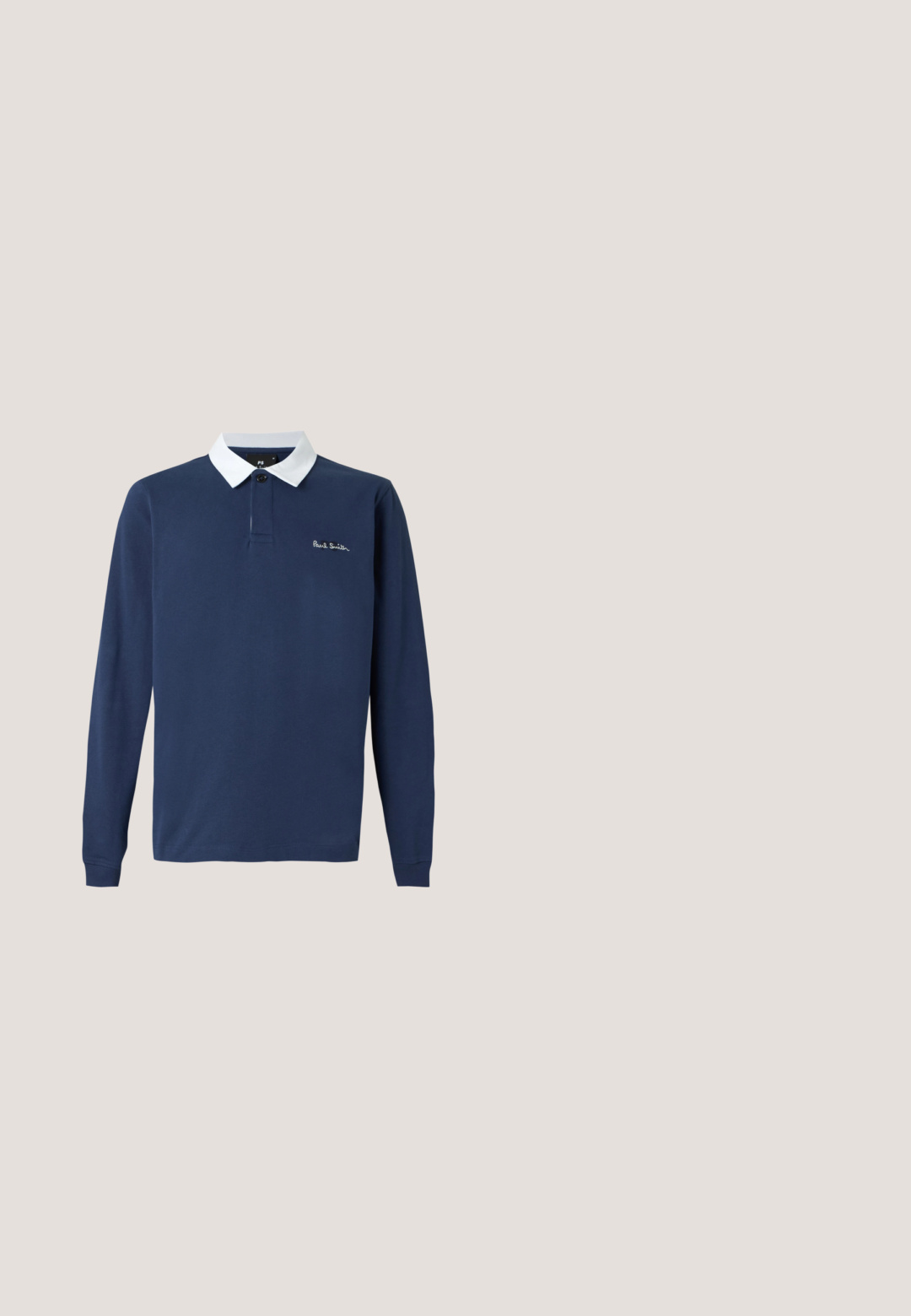 Marineblaues Langarm-Poloshirt mit weißem Kragen und kleinem "Paul Smith" Logo auf der linken Brustseite gestickt.; Dunkelblaues Hemd zum Zumachen mit Kragen, langen Ärmeln, aufgesetzter Tasche auf der linken Seite und sichtbaren Nähten an Nähten und Manschetten.; Jeansshorts mit einem hellblauen Washed-Effekt, ausgestattet mit fünf Taschen, Gürtelschlaufen und kontrastierenden Nähten. Gerader Schnitt mit einem rohen Saum.; Marineblaue Chelsea-Lederstiefel mit schwarzen elastischen Seitenteilen, schwarzer Sohle, niedrigem Absatz und Zuglaschen vorne und hinten.; Marineblaue Sonnenbrille mit matter Oberfläche, viereckigen Gläsern und dicken Bügeln. Verfügt über dezentes Branding an den Bügeln.; Schwarze Canvas-Tragetasche mit zwei Henkeln, Fronttasche und „LES DEUX“ in Blau auf der Fronttasche bestickt.