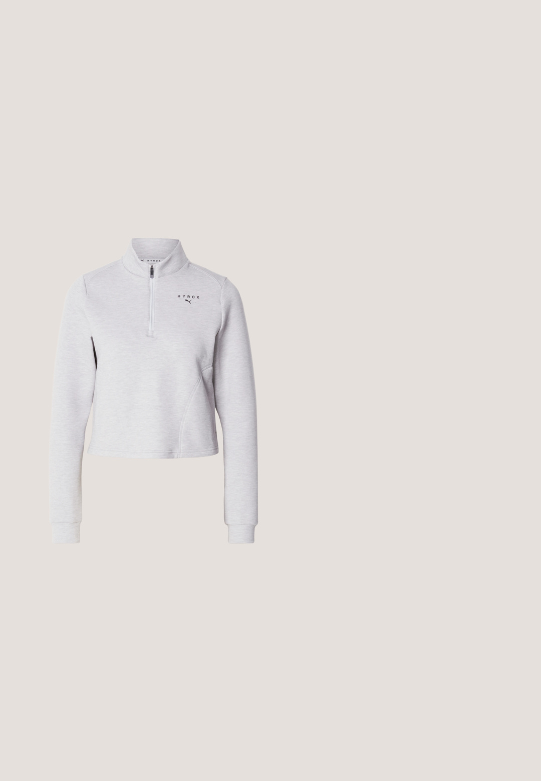 Lysegrå langærmet sweatshirt med kvart lynlås, høj krave og "HYROX" og Puma logoer på venstre bryst.; Ærmeløs lilla ribstrikket top med rund hals og diskret broderet Champion-logo på venstre bryst.; Grå athletic shorts med en blød tekstur, elastisk talje og en let buet kant. Har små perforeringer for åndbarhed.; Hvide sportsko med struktureret overdel, snører-design og polstret sål. Accenter inkluderer en lys lilla ydersål og en træksløjfe ved hælen.; Sort tekstureret skuldertaske med top håndtag, bred justerbar rem og lille gyldent Puma-logo centreret foran.; Sølvfarvede halvcirkelformede creoler med riflet tekstur og trykknapslukning på hvid baggrund.