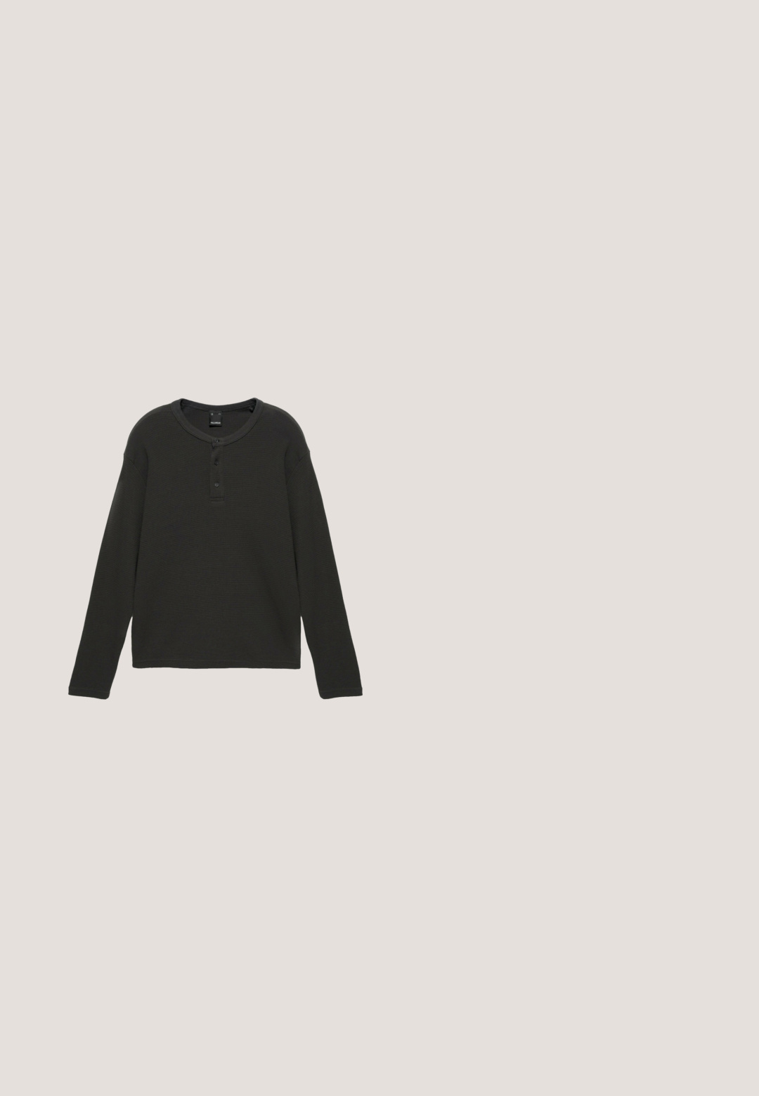 Chemise en maille gaufrée gris foncé à manches longues, col rond et patte de boutonnage à trois boutons sur le devant, posée à plat sur un fond blanc.; Veste boutonnée bleu foncé avec quatre poches avant, manches longues et col classique.; Pantalons larges beiges en tissu résistant, dotés d'une taille haute, de coutures visibles et d'un petit logo sur le côté.; Bottes brunes en cuir montant jusqu'à la cheville avec un bout rond, un laçage à l'avant et une semelle en caoutchouc noir. Équipées d'une boucle à l'arrière pour un enfilage plus facile.; Sac fourre-tout en toile avec longues anses noires, bordure noire en bas et poche avant avec logo "Les Deux" en écriture noire.; Ceinture en cuir tressé brun foncé avec boucle rectangulaire dorée, enroulée sur un fond clair.