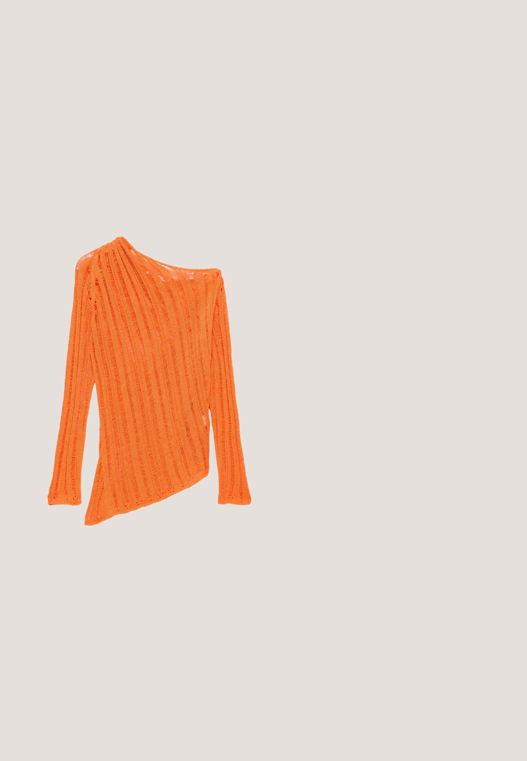 Combinaison sans manches couleur rouille orangé avec jambes larges, col rond, deux poches latérales et détails à boutons sur la bretelle gauche.; Pull en maille orange asymétrique à manches longues, présentant un design à une épaule et un motif ajouré côtelé.; Sandale mule tissée orange avec deux brides à franges décorées de perles argentées et une semelle intérieure en liège sur une semelle marron clair.; Polaroid Lunettes de soleil - ochre; Sac à main crochet rouge foncé tissé à la main avec des poignées incurvées en bambou, présentant un motif chevron texturé à l’avant.; Collier chaîne en or délicat avec de petites perles de pierres précieuses rouges, orange et brunes dispersées, présentant une chute en forme de Y avec des accents de pierres.