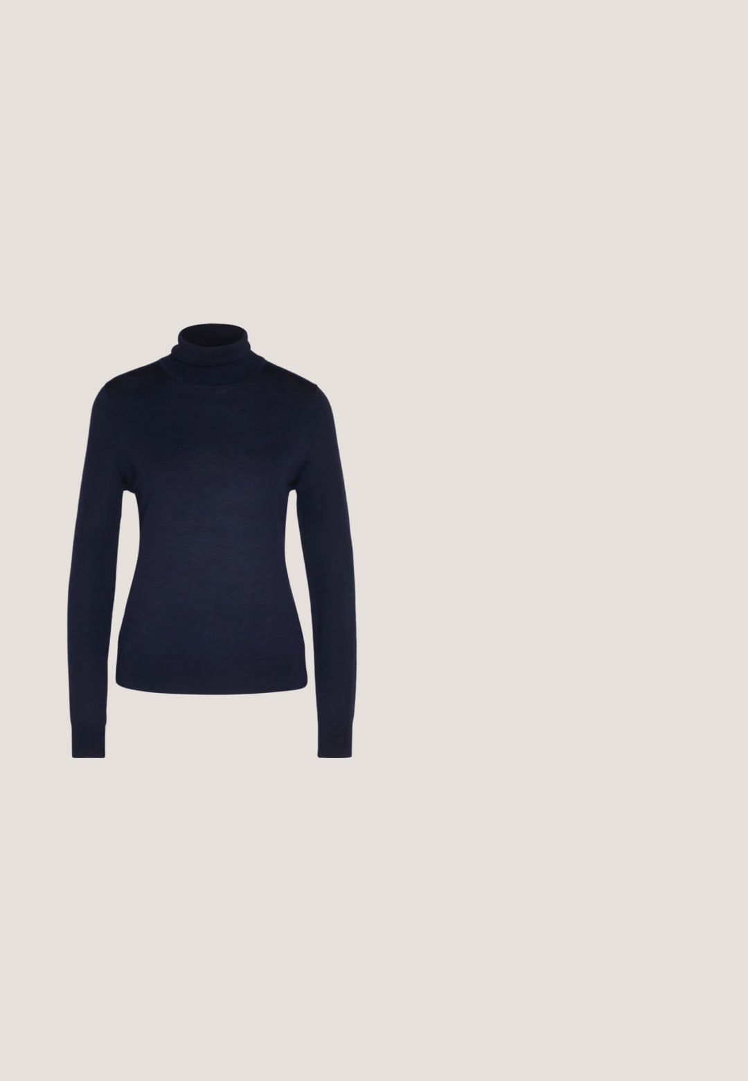 Marks & Spencer ROLL NECK - Striktrøje - navy; Marineblå bukser med lige ben lavet af strækstof med elastisk talje og to forlommer. Glat tekstur uden synlige mønstre.; Hvide sneakers lavet af læder med grå V-logo detaljer, struktureret gummisål, hvide snørebånd samt polstret tunge og krave.; Kremfarvet tekstureret tote taske med lange håndtag og detaljer i guldfarvet metal på en neutral baggrund.; Par uregelmæssigt formede skinnende gyldne hoop-øreringe med en let bølget tekstur og låse på hvid baggrund.; Beige læderbælte med syede kanter, rektangulært metalspænde og fem justeringshuller på remmen.