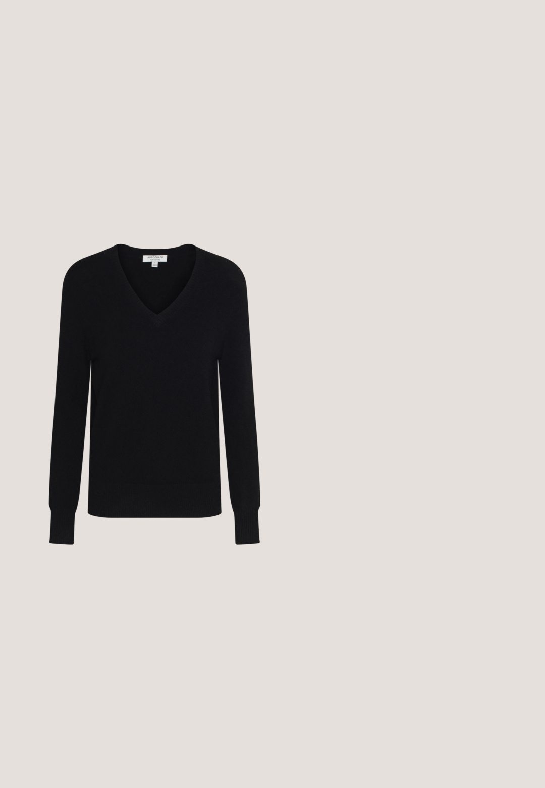 Marks & Spencer Jersey de punto - black; Camiseta de rayas con mangas cortas, con textura acanalada en blanco y negro, escote redondo y pequeño logo rojo en el lado izquierdo del pecho.; Vaqueros azules de mezclilla de tiro alto con bolsillos delanteros, trabillas para el cinturón, cierre de botón y piernas anchas acampanadas sobre un fondo liso claro.; Botas de cuero negro hasta la rodilla con una suela gruesa, diseñadas con una textura suave, punta redondeada y una silueta minimalista.; Bolso de mano de cuero negro acolchado con una correa de cadena dorada y herrajes con logo. Cuenta con un cierre de solapa y detalles de costura geométrica.; Pendientes de aro dorados con un diseño texturizado que presenta una serie de formas redondeadas entrelazadas, reflejando la luz con un acabado brillante.