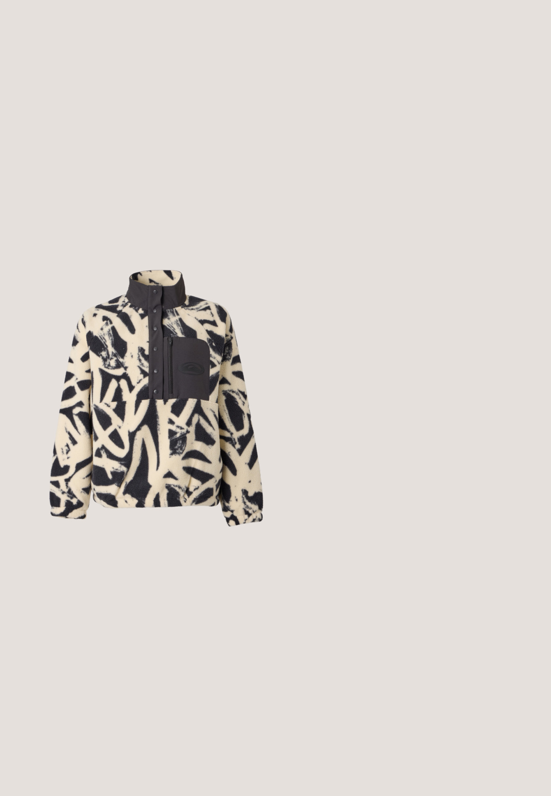 Fleece-pullover met zwart-wit abstract patroon, hoge kraag, drukknoopsluiting aan de voorkant en zwart ritsvak op de borst.; Lange mouw lichte beige top met een aansluitend design, geribbelde textuur, contrasterende bruine stiksels en een klein wit driehoeklogo op de borst.; Bruine corduroy tuinbroeken met verstelbare schouderbanden, wijde pijpen en verticale ribbelstructuur. Beschikt over zijzakken en een relaxte pasvorm.; Bruine en crèmekleurige Puma Palermo sneaker met gumzool en dierenprintdetail aan de zijkant, zijaanzicht op neutrale achtergrond.; Donkerbruine leren clutch met een verhoogd, getextureerd bladvormig patroon en een verstelbare schouderriem op een witte achtergrond.; Parelarmband met onregelmatige witte parels en een gouden sluiting, voorzien van een kleine rechthoekige gouden hanger met een decoratief ontwerp.