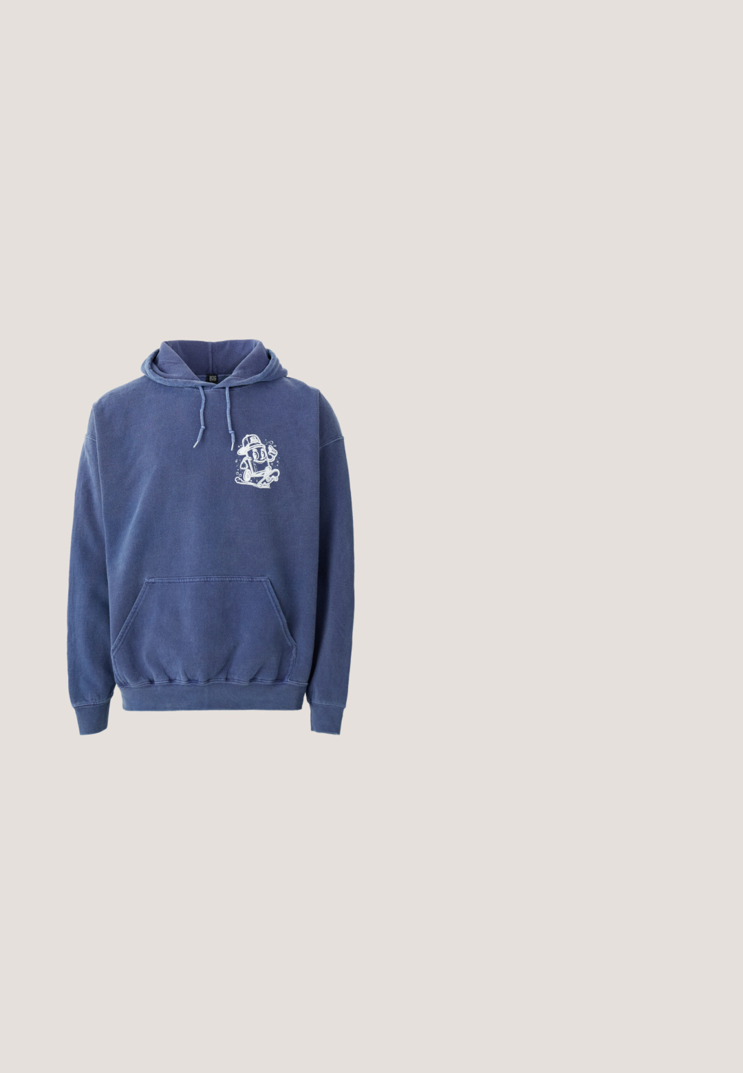 Hoodie in Marineblau mit einer Fronttasche, Kapuze mit Kordelzügen und einem weißen Cartoon-Graphic auf der Brust. Hergestellt aus weichem, strukturiertem Stoff.; Rotes Baumwoll-T-Shirt mit kurzen Ärmeln und einem schwarzen Silhouettenlogo auf der linken Brust. Rundhalsausschnitt mit lockerem Schnitt.; Graue Shorts mit einem elastischen Bund, gefertigt aus einem strukturierten Stoff mit horizontalen Streifen. Mittellange bis zum Oberschenkel und entspannter Schnitt.; Hohe Nike Air Jordan Sneaker in Weiß, Grau und Schwarz mit pinkem Innenfutter und gelber Zunge, auf einer Betontfläche platziert.; Schwarze Umhängetasche mit geometrischem Muster. Hergestellt aus strukturiertem Material, mit einer glatten Oberseite und verstellbarem Tragegurt.; Sechseckiger Silberring mit schwarzem Löwenmotiv, strukturierter Fassung und schwarzen Akzenten. Innen graviert mit "GUESS".