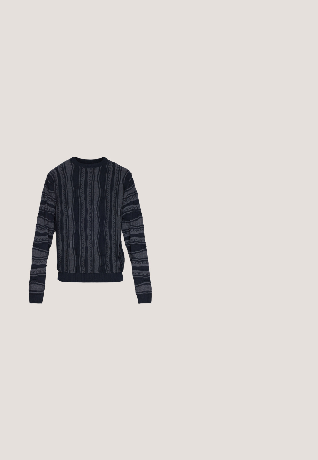 Redefined Rebel TETON REGULAR FIT - Svetrík - black grey; Námornícky modré tričko s krátkym rukávom a výstrihom do V vyrobené z jemnej bavlny. Má malé červené trojuholníkové logo na ľavej strane hrudníka. Hladká textúra.; Světle modré nohavice vyrobené z texturované tkaniny, s knoflíkovým zapínáním a zúženým střihem nohou. Žádné viditelné vzory ani akcenty.; Čierne kožené tenisky s bielou gumovou podrážkou, okrúlymi prstami a šnurovacím dizajnom. Obsahujú minimálne logo a trojfarebný akcent na boku.; Čierna kožená crossbody taška s textúrovaným povrchom, s prednou zipsovou kapsou a nastaviteľným textilným popruhom. Viditeľné logo značky.; Strieborný kovový náramok s plochým, lešteným obdĺžnikovým stredom vygravírovaným s nápisom "Calvin Klein." Obsahuje textúrovaný, prepojený dizajn reťaze.