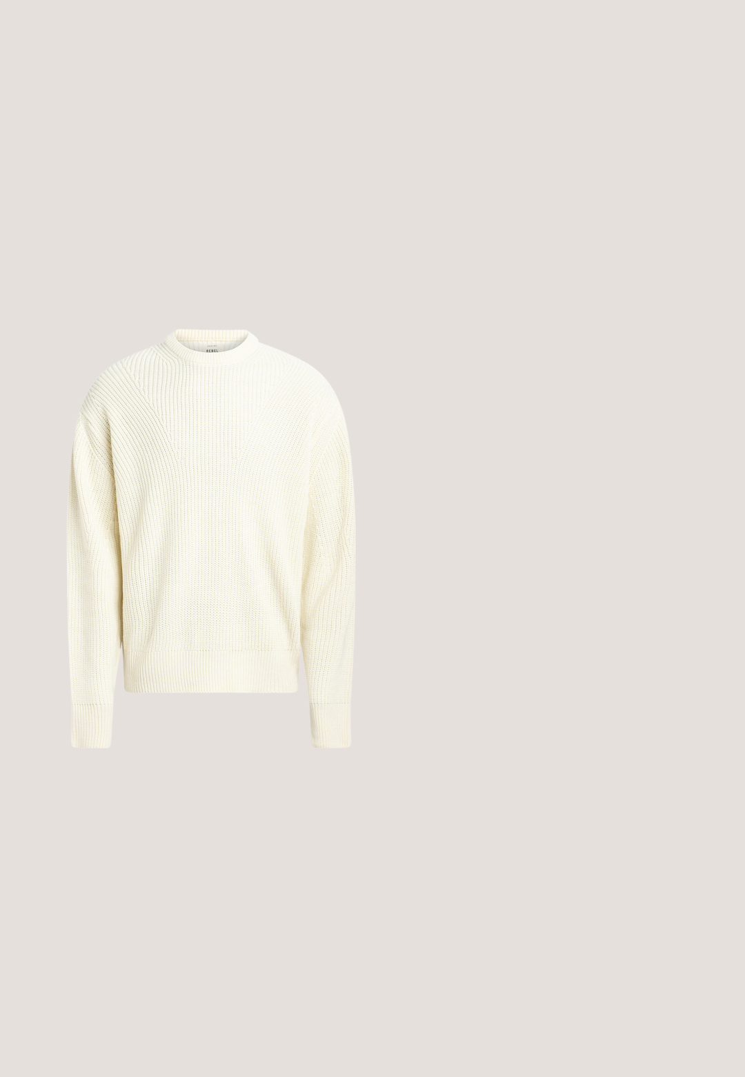 Suéter de punto de color crema claro con textura acanalada, escote redondo y hombros caídos; presenta un ajuste relajado y un color sólido.; Chaqueta beige clara con cremallera frontal, dos bolsillos en el pecho y un detalle en forma de anillo en el lateral. Fabricada con una tela suave y un diseño estructurado.; Pantalones vaqueros beige con diseño de pierna recta, cinco bolsillos, botón de metal y textura sutil. Estilo simple y versátil.; Zapatillas que combinan materiales blancos, marrones y negros, con un diseño de ante y cuero, punta redonda y suela plana de goma.; Gafas de sol cuadradas con montura carey, lentes marrones y delgados detalles metálicos en dorado, exhibidas sobre una superficie blanca.; Bolsa de aseo rectangular beige y marrón con asa lateral y parche de logo frontal, cierre de cremallera con dos tiradores en tono marrón claro, sobre un fondo blanco.