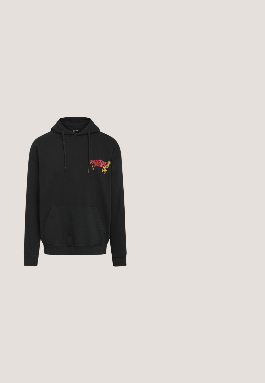 Zwarte hoodie met een kleurrijk grafisch ontwerp op de achterkant, waaronder speelkaarten, vlammen en een glimlachend gezicht icoon.; Rode katoenen t-shirt met zwarte "JORDAN" tekst en een silhouetafbeelding van een springende figuur met een basketbal. Korte mouwen, ronde hals.; Zwarte shorts met een rechte snit, gemaakt van sterk materiaal. Voorzien van witte stiksels en een gouden knoopaccent. Inclusief voorzakken.; Zwarte hoge sneakers met rode accenten en een versleten afwerking. Heeft een gestructureerde canvas bovenkant en een rubberen zool met uitsnijdingen.; Zwarte zonnebril met een rechthoekige vorm, metalen frame, donkergrijze glazen en elegante zilveren accenten op de pootjes.; Zilveren ankerbedelarmband met een ketting van zwarte rhinestones, met een sluiting en een gladde, gepolijste afwerking.