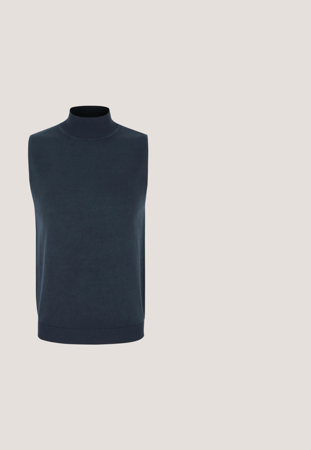 Ærmeløs turtleneck top i mørk marineblå, lavet af blødt strikket stof med ribbet krave og kant, med et klassisk, tætsiddende design.; Lyseblå langærmet skjorte med striber, knapper foran, to brystlommer og afrundet kant. Fremstillet af glat stof.; Lyseblå joggingbukser med elastik i taljen og flared design, med grønne chevronstriber langs siderne. Blødt bomuldsmateriale.; Blå gummiflip-flop med tekstureret sål og Y-formede remme, vist mod en ensfarvet hvid baggrund.; Sort quiltet taske med en blank finish, der har to korte håndtag og et lille blåt mærke. Firkantet form med vandrette striber.; Armbånd med skiftevis lyse og mørkeblå flade runde perler og en lille rektangulær guldlås graveret med et sommerfugledesign.