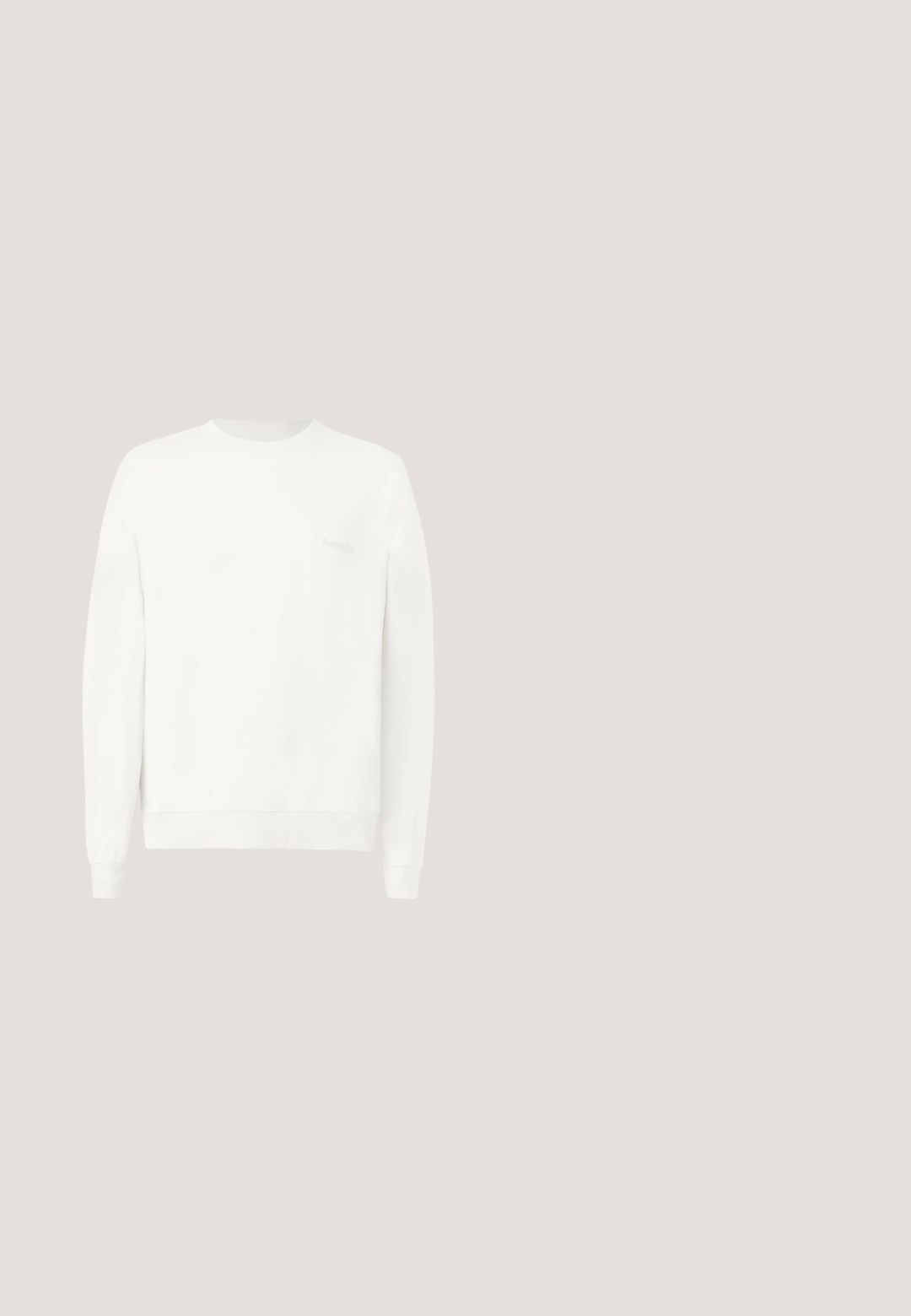 Sweatshirt blanc à col rond en tissu doux, avec des poignets et un ourlet côtelé, orné d'un logo subtil imprimé sur la poitrine en gris clair.; Veste en denim bleu clair avec une fermeture éclair sur le devant, deux poches poitrine et une petite étiquette orange Replay Inc. sur la poche droite et le col.; Un pantalon cargo de couleur taupe atténuée, fabriqué en coton, avec des poches latérales, une coupe droite et des ourlets ajustables avec cordons de serrage.; Baskets basses blanches avec lacets à l’avant, semelle épaisse et marquage subtil "REPLAY" sur le côté et le talon, vues de profil.; Lunettes de soleil noires rectangulaires avec lentilles grises. Les branches fines présentent des accents argentés et un logo. Design de monture en métal léger.; Sac bandoulière en feutre gris avec une poche zippée à l'avant, logo noir et bandoulière réglable. Présente une forme rectangulaire structurée et un matériel métallique lisse.