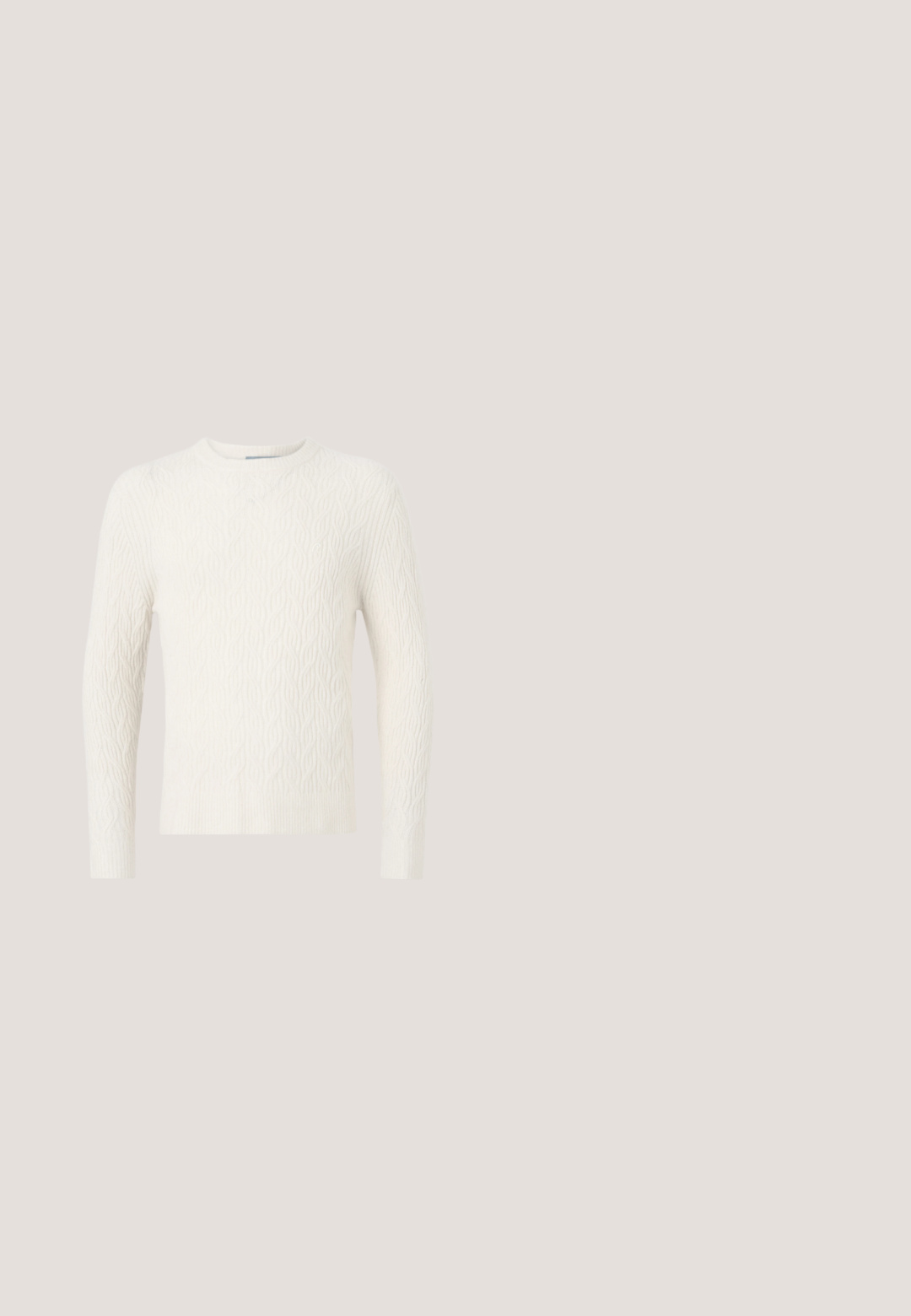 Cremiger Kabelstrickpullover mit langen Ärmeln, Rundhalsausschnitt und geripptem Saum. Verfügt über ein strukturiertes Muster im gesamten Stoff.; Hellblaues Jeansjacke mit vollem Frontreißverschluss, zwei Brusttaschen und einem kleinen orangen Replay Inc. Etikett an der rechten Tasche und am Kragen.; Dunkelblaue Jeans aus Denim mit geradem Schnitt, die an den Knien verwaschene Stellen aufweisen und einen dezenten Used-Look haben. Ausgestattet mit einem Knopfverschluss und fünf Taschen.; Brauner Leder-Schnürstiefel bis zum Knöchel mit schwarzer Zehenkappe, runder Sohle und Markenlabel an der Seite vor schlichtem Hintergrund.; Braune Leder-Umhängetasche mit Klappenverschluss, verstellbarem Stoffriemen, sichtbaren Nähdetails und eingeprägtem Logo auf der Vorderseite.; Brauner Leder-Gürtel mit glatter Oberfläche, ausgestattet mit einer silbernen Metallschnalle, die mit "REPLAY" graviert ist, und einem konischen Enddesign.