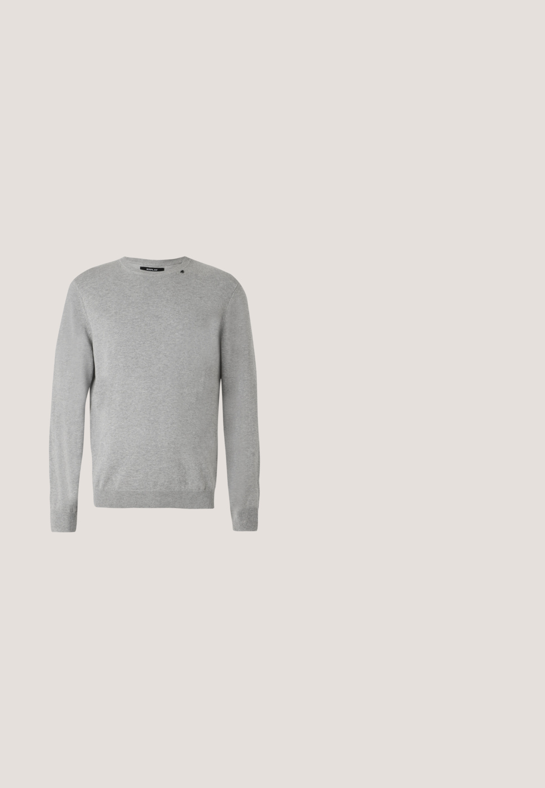 Lys grå sweater med lange ærmer, rund halsudskæring, strikket tekstur og et simpel design med et lille logo over venstre skulder.; Beige langærmet skjorte med knapper, krave og en brystlomme, lavet af et robust stof.; Beige chinos med lige ben lavet af let bomuldsstof. Har to forlommer og lukning med knap. Glat struktur, minimal dekoration.; Hvide lædersneakers med hvide snørebånd, præsenteret på en beige tekstureret overflade og med en blødt uskarp baggrund.; Kremfarvet lærredstote-taske med frontlomme, to håndtag, justerbar skulderrem og lille gul "O.N.S" tekst i nederste højre hjørne af lommen.; Brunt læderbælte med en glat tekstur, sorte kanter og en rektangulær sort metalspænde. Har flere huller til justering.