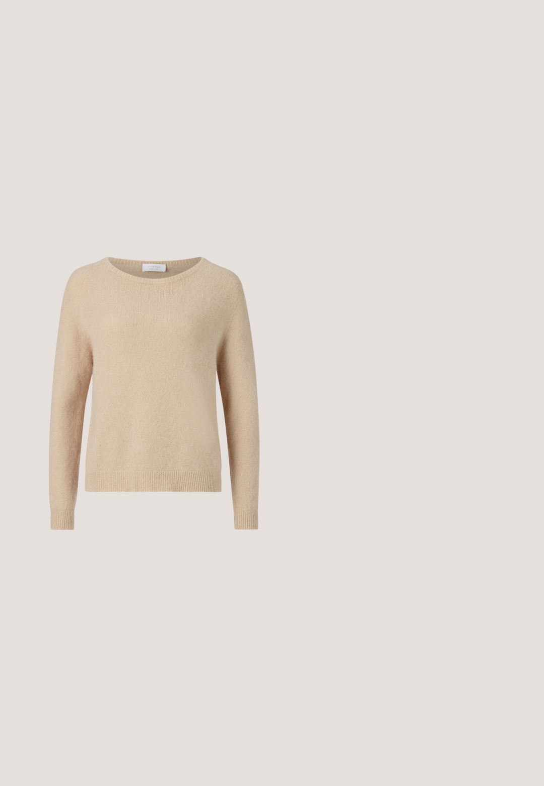 Beige striktrøje med rund halsudskæring, lange ærmer og ribkant. Blød tekstur og afslappet pasform. Mærke synligt ved halsudskæringen.; Brun satinbluse med lange ærmer, V-udskæring, knapper ved manchetterne og diskrete syningsdetaljer på krave og bryst.; Cremefarvede jeans med høj talje og lige ben, forlommer, knaplukning og bæltestropper på en ensfarvet baggrund.; Lysebrun mokkasins espadrille i ruskind med syninger i jutesål og diskret ternet mønster på oversiden.; Beige læderhåndtaske med en enkelt justerbar skulderrem og en central lås i guldfarve på en ensfarvet baggrund.; Øreringe med guldfarvet tone i hoop-stil med flere lagdelte bånd, en glat tekstur og et lille hængsel til lukning.