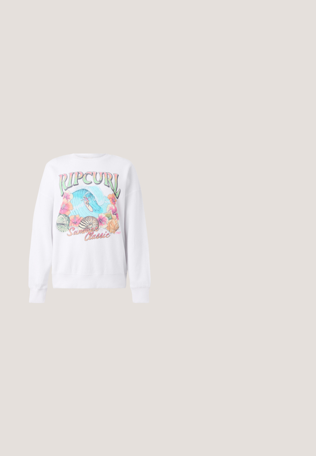 Witte sweatshirt met een kleurrijke grafische print met "Ripcurl" bovenaan, tropische bloemen en een surfscène. Klassiek gestyled fit.; Horizontaal gestreepte roze crop top met een verzameld ontwerp aan de voorkant, halternekstrikken en een gladde stoftextuur.; Lichtroze, geribde gebreide broeken met een relaxed fit, voorzien van een elastische tailleband en verstelbare trekkoorden. Geen zichtbare patronen of accenten.; Canvas sneakers met een witte basis, voorzien van grote blauwe stippen. Ronde neus, witte rubberen zool en metalen oogjes voor de veters.; Roze herbruikbare draagtas met blauwe lijntekeningen van een uil, krab, schelp, cocktail, paraplu en fruitschijfjes.; Roze bloemoorbellen gemaakt van glanzend materiaal, met bloembladachtige vormen en kristallen accenten in het midden ter versiering.