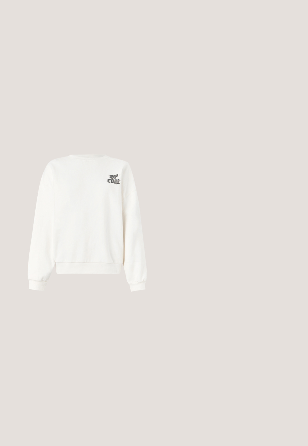 Hvid crewneck-sweatshirt med lange ærmer og et lille sort "O'Neill"-logo på øverste venstre bryst.; Blå T-shirt med korte ærmer med tynde mørke vandrette striber og en brystlomme med et hvidt firkantet mærkelogo.; Lys grå sweatpants med elastisk talje, tapered ben og ribbede manchetter. Fremstillet af et blødt, tekstureret stof. Hvid logo detalje på siden.; Lav top hvid lærredssneakers med hvid gummisål, satinbåndssnørebånd og et hvidt bølgemønster på siden.; Hvid stofpose med brune stribede detaljer, dobbelte håndtag, aftagelig skulderrem, lynlåslomme foran og en abe-nøglering som tilbehør.; Guld hoops øreringe med en glat, poleret finish, der har et tyndt, cirkulært design. Strukturen er let og sømløs.