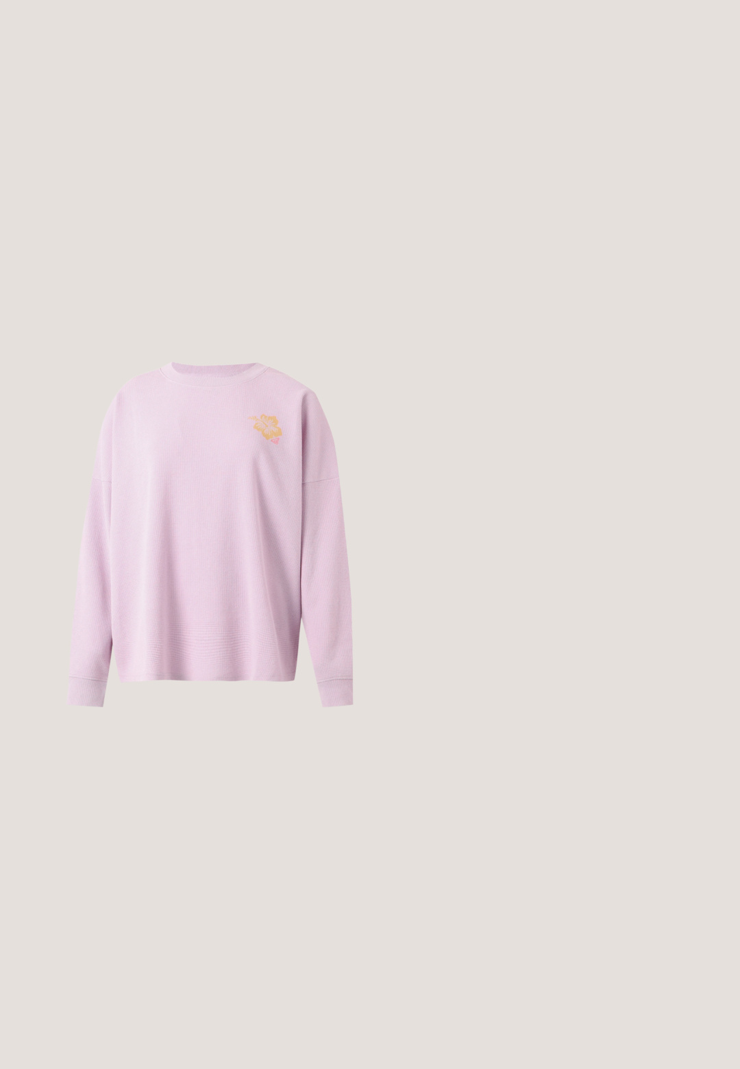 Pull rose clair à manches longues en maille gaufrée avec col rond et petit motif de fleur d’hibiscus jaune sur la partie supérieure gauche de la poitrine.; Chemise courte kaki à boutons, manches longues, col large et deux poches avant à rabat avec boutons.; Jean large taille haute bleu clair avec poches avant, passants pour ceinture et fermeture par bouton de la marque Pieces.; Baskets beiges en cuir lisse avec un bout rond, semelle en gomme plate et un design minimaliste présentant des coutures subtiles et des perforations.; Sac à main beige clair avec une texture grainée, deux poignées supérieures, une bandoulière réglable, une sangle d'accent blanche et des finitions en métal doré.; Boucles d'oreilles demi-anneaux texturées en ton or avec tige et papillon de fixation sur une surface blanche uni.