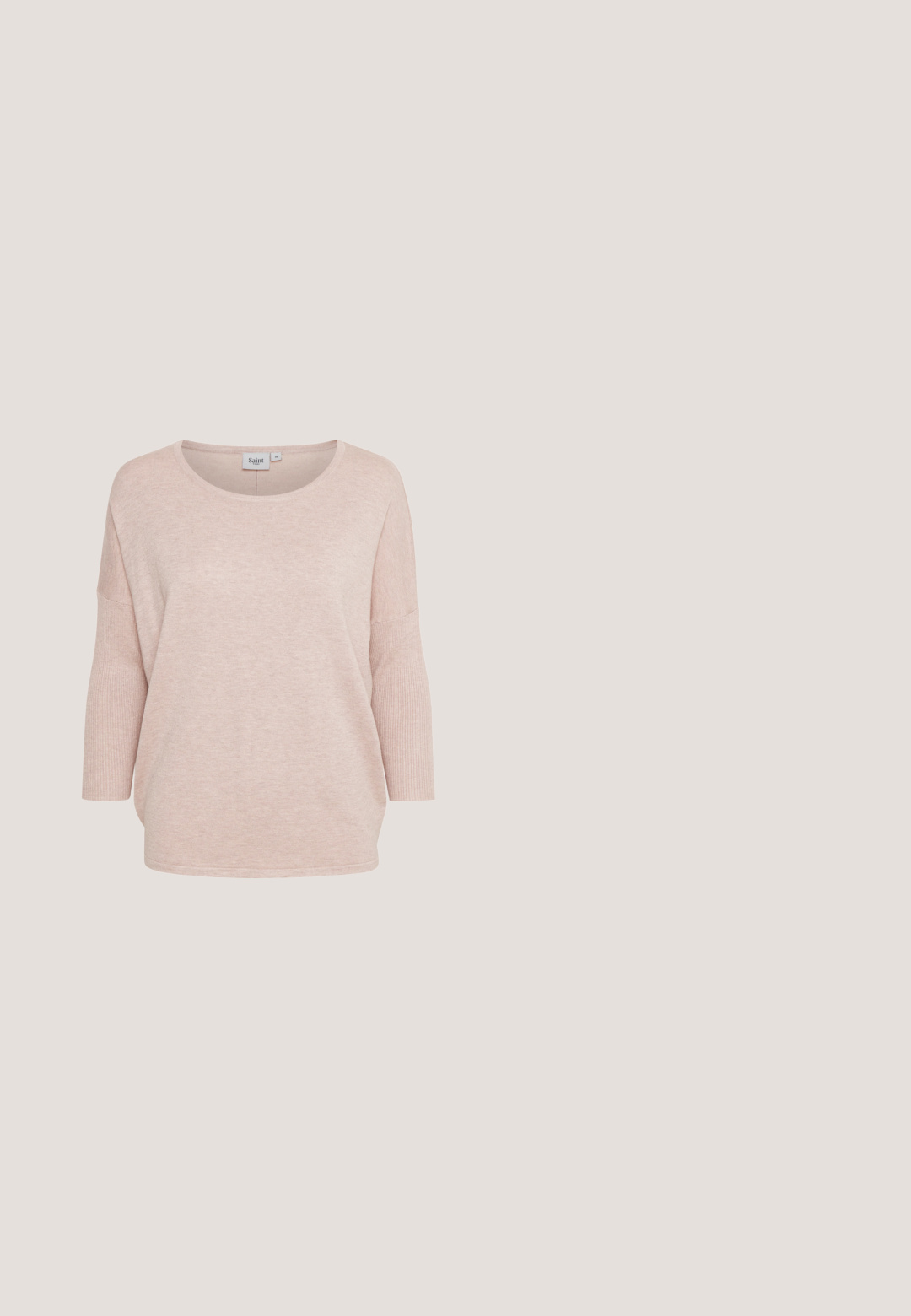 Lichtroze, losvallende pullover met een ronde hals en driekwartmouwen. Zachte gebreide textuur met een ribgebreid accent op de mouwen.; Roze corduroy overhemdjack met lange mouwen, twee borstzakken en bruin knopen. Heeft een klassieke kraag en een gestructureerde ribstof.; Roze, lichte sweatpants met een elastische tailleband, trekkoordsluiting en zijnaad. Recht gesneden pijpen, geschikt voor casual kleding.; Low-top sneaker in roze suède met beige accenten, bordeauxhiel, rubberen zool en vetersluiting gezien vanaf de buitenkant.; Lichtroze leren emmer tas met witte accenten, een gestructureerde afwerking, dubbele handvatten en een lange verstelbare schouderriem voor veelzijdige draagt opties.; Roze gouden hart hangerketting op een fijne ketting, met een gepolijste afwerking en een sluiting met een verstelbare lengteketting voor veelzijdigheid.