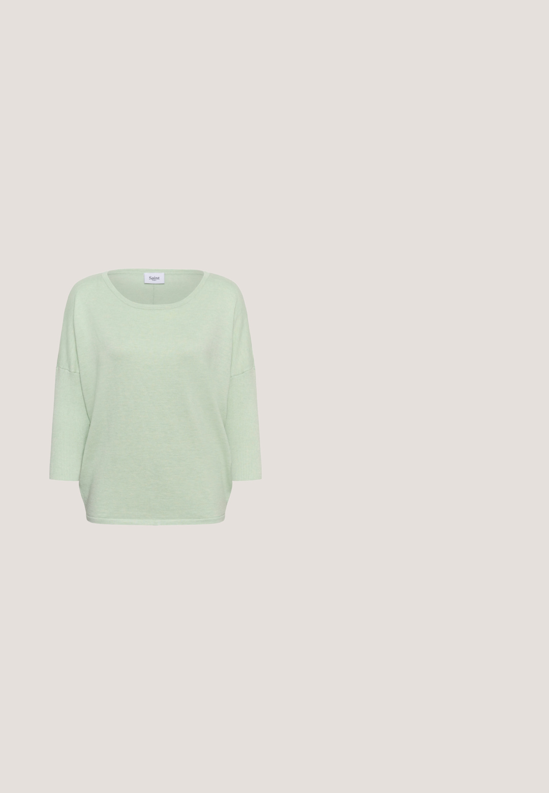 Lysegrøn, løstsiddende sweater med trekvartlange ærmer og rund halsudskæring, med et "Saint" mærke inde i kraven.; Hvid kortærmet bluse med marineblå lodrette striber. Har en standkrave og en nøglehulåbning foran. Glat stoftekstur.; Lys rosa denimjeans med lige pasform, fem lommer og lynlås. Har sy detaljer og hardware i sølvfarve.; Lyserød læderhøjhælet sko med rundet tå, ankelrem og bølget kant. Har en slank blokhæle for støtte.; Lille skuldertaske i pastelrosa med tynd rem og sølvfarvet "CK" logo centreret på ensfarvet baggrund.; Mørkebrunt læderbælte, sammenrullet med en skinnende, uregelmæssigt formet guldlås mod en hvid baggrund.
