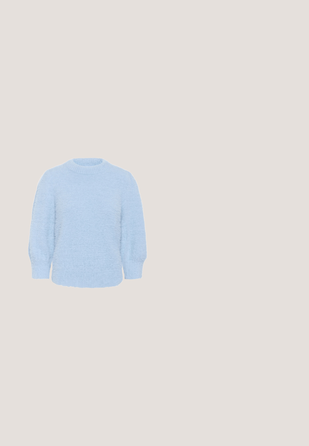 Lysblå sweater lavet af blødt, fluffy materiale. Har en rund halsudskæring og let puffede lange ærmer med ribbede manchetter og kant.; Lysblå denimskjorte med sølvfarvede pailletter, lange ærmer, krave, to brystlommer og trykknaplukning. Glat tekstur og detaljeret udsmykning.; Lyseblå vidde bukser med elastisk talje og sidelommer, designet til afslappet brug.; Blå multifunktionssneaker med en glat og ruskindsagtig overflade, der har en afrundet tå, snørelukning og et mønstret sidelæder.; Lyseblå læder-tote taske med lange stropper, guldring lukning og små gyldne nitter i de øverste hjørner.; Blå emaljeøreringe med konisk form og guld accenter. Øreringen har et spiral mønster, som begge viser en blank overflade.