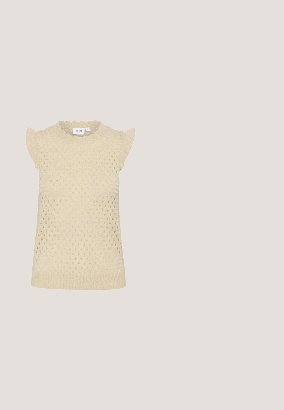 Lyse beige strikket top med et struktureret, åbent vævmønster, korte flæseærmer og en ribbet halsudskæring og kant.; Beige ærmeløs top med spids krave og lynlås foran. Lavet af struktureret materiale med en skræddersyet pasform og minimale designdetaljer.; Fløjlsbukser i cremefarve med vide ben, frontplisseringer, bæltestropper samt lukning med knap og lynlås i taljen.; Beige lærredsneakers med en vævet jutesål, der har tre hvide striber og en lille logoaccent på siden.; Beige spanduld taske med vævet stråtop og glat læderbund. Har en snørelukning og trædetaljer samt et guldlogo.; Gyldne snoede hoop øreringe med en glat, reflekterende finish og et let design. Indeholder en stift-lukning for sikker bæring.