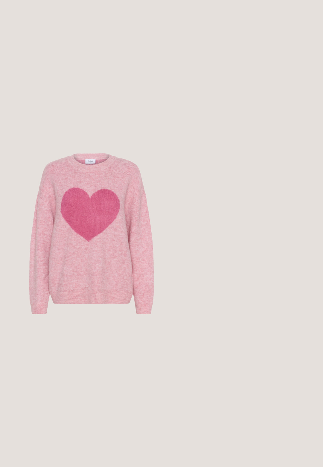 Rosa langärmliger Strickpullover mit einem großen, dunkler rosa Herz auf der Brust, Rundhalsausschnitt sowie gerippten Bündchen und Saum.; Rosa Kordjacke mit langen Ärmeln, zwei Brusttaschen und braunen Knöpfen. Sie verfügt über einen klassischen Kragen und einen strukturierten, gerippten Stoff.; Helle rosa, strukturierte Stoffhose mit elastischem Bund und Kordelzug, in einer lässigen, geraden Passform.; Niedrig geschnittener pinkfarbener Veloursledersneaker mit weißen Seitenstreifen, perforierter Schuhspitze, Gummisohle und hellblauem Fersenakzent, seitlich betrachtet.; Rosa Lederhandtasche mit einer geschwungenen Form, einem einzigen verstellbaren Schulterriemen und einem Reißverschluss oben. Strukturierte Oberfläche mit sichtbaren Falten.; Rosa Harzohrringe in Form von Schleifen, mit einem goldenen Akzent und kleinen Edelsteinen. Glänzende Oberfläche mit einem verspielten Design und glatter Textur.