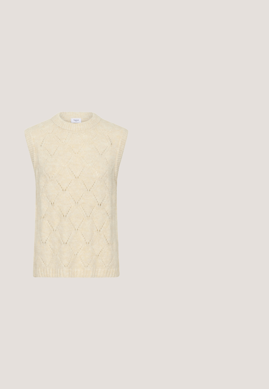 Mouwloos crèmekleurig gebreid sweatervest met een opengewerkt patroon in ruitvorm en een geribbelde halslijn en zoom.; Marineblauw langemouwen shirt van katoen, met een puntige kraag, witte knopen en een subtiel logo op de borst. Effen structuur.; Donkere blauwe denim uitlopende jeans met hoge taille, ontwerp met vijf zakken en contrasterende stiksels. Gladde textuur en brede pijpopening aan de onderkant.; Bruine leren Mary Jane hak met zwarte neuskap, zwart strikje, gouden gespsluiting en blokhak op lichte, gestructureerde vloer.; Bordeaux synthetisch tote bag met twee handvatten, plat ontwerp, gouden hardware accenten en een voorvak. Logo bevindt zich aan de onderkant.; Bruine suède riem met een gladde textuur, voorzien van een gesp van metaal in goudkleur. Het ontwerp is eenvoudig met een rechte, taps toelopende uiteinde.