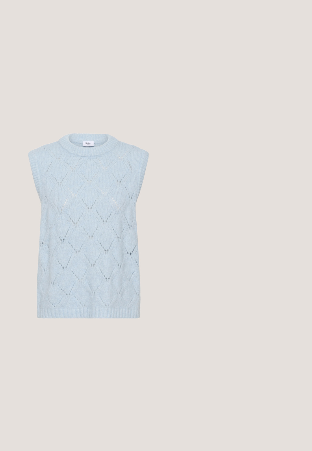 Lyseblå ærmeløs strikket sweatervest med diamantformet hulmønster og ribbet krave og kant.; Lyseblå denimjakke med en cropped design, spids krave og sølvknapper. Har lange ærmer og kontraststrikdetalje.; Lyseblå og hvide stribede pyjamasbukser med snøre, løs pasform og ribkanter ved benenderne.; Beige og lyseblå sneaker med øvre del i glat læder, teksturerede detaljer, flade snørebånd og en tyk, lysebrun gummisål.; Blå genanvendelig indkøbsnet med hvidt gittermønster, stående oprejst på en ensfarvet lys baggrund.; Krøllet stof hår elastik i creme og lyseblå striber med sort tekst på ensfarvet hvid baggrund.