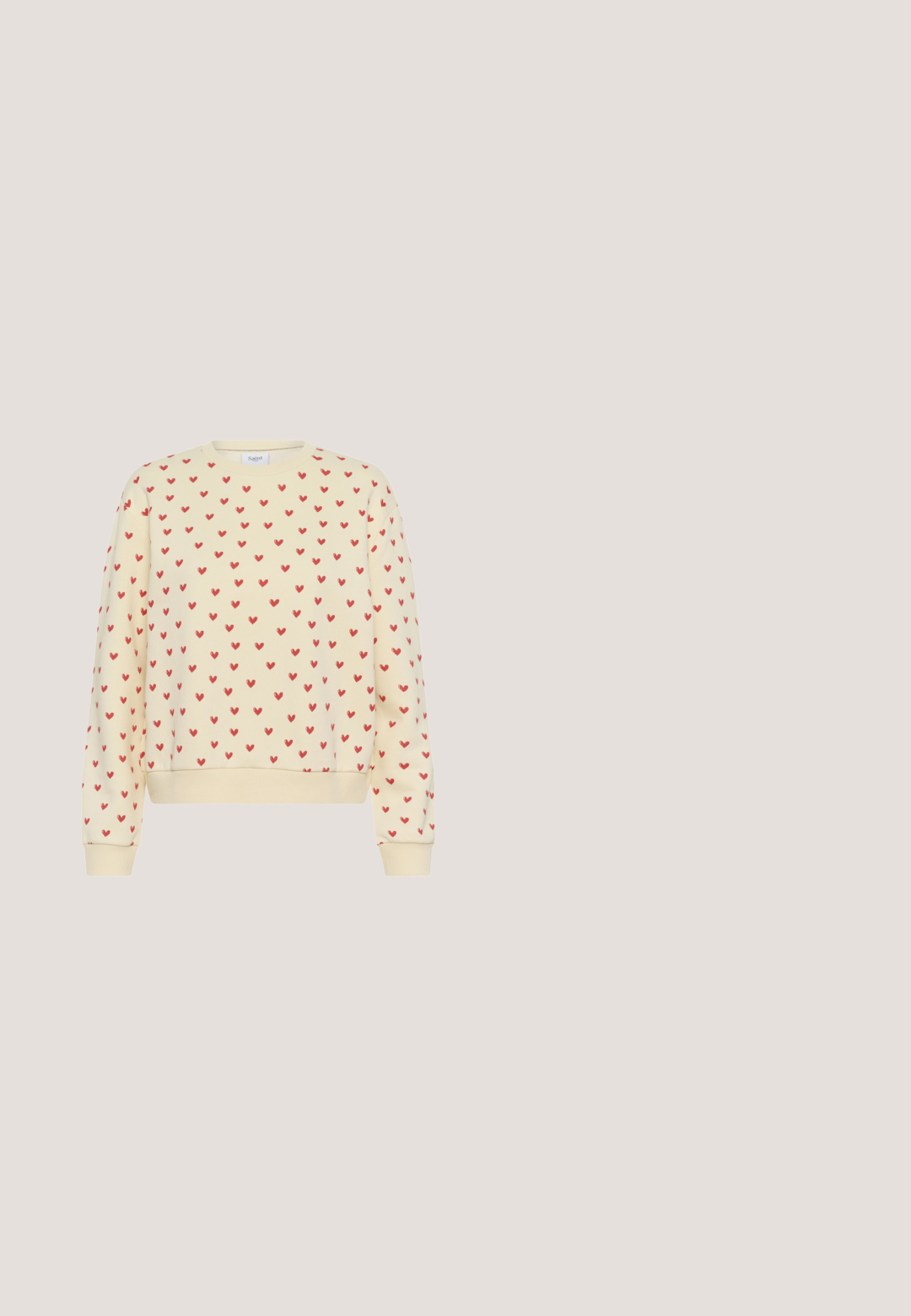 Crèmekleurige sweater met een patroon van kleine rode hartjes, voorzien van geribbelde manchetten en zoom, gemaakt van zacht materiaal met een ontspannen pasvorm.; Donkerblauwe spijkerjas met lange mouwen, drukknoopsluiting aan de voorkant, twee borstzakken en een klassieke kraag.; Hooggewade, uitlopende blauwe spijkerbroek met een klassieke denimstructuur, voorzien van vijf zakken en een ritssluiting. Minimalistisch ontwerp en stikdetails.; Sneakers met een bovenwerk van wit leer, een rood logo detail, grijze suède accenten en een gumrubberen zool met een gestructureerd patroon.; Rode leren handtas met een gestructureerde afwerking, afgeronde vorm, korte hengsel en een sluiting met een haak. Eenvoudig ontwerp zonder extra versieringen.; Goudkleurige creolen met een robuust kettingontwerp, een gladde oppervlakte textuur en verlengde schakels met een veilige sluiting.