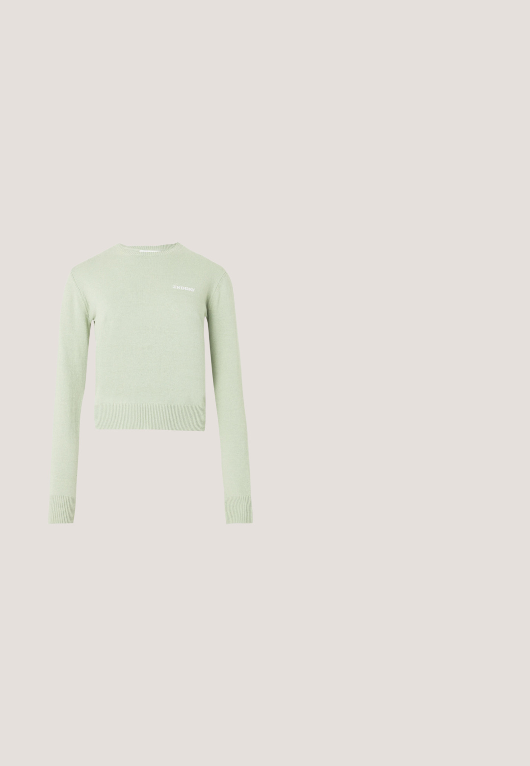 Pull-over vert clair, doté d'un col et de poignets côtelés. Coupe courte et ajustée avec un petit logo blanc sur la poitrine.; Pantalons de survêtement noirs avec une taille élastique, des jambes amples et un petit logo sur le côté gauche. Texture de tissu lisse.; Mocassin en cuir noir et blanc avec des coutures décoratives, flottant au-dessus d'un sol en béton avec des plantes floues en arrière-plan.; Lunettes de soleil noires en plastique avec des verres foncés, monture angulaire et accent en logo doré sur le côté. Texture lisse et design minimaliste.; Sac d'épaule en cuir noir en forme de croissant avec une sangle ajustable et un logo argenté « cK » à l'avant, sur fond blanc.; Boucles d'oreilles sculpturales en argent avec des formes douces et courbes et des surfaces réfléchissantes. Présentent un design de boucle fermée et une forme organique distincte.
