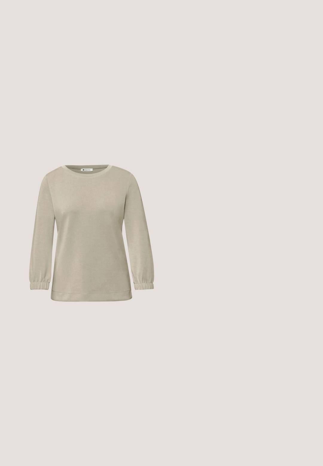 Camisa beige de manga larga con cuello redondo y puños elásticos, diseño liso, exhibida sobre un fondo blanco.; Camisa chaqueta de pana beige con cuello, cierre de cinco botones y un bolsillo en el pecho. Textura suave con acanalado vertical.; Pantalones marrones de pierna ancha con ribete lateral blanco y una cintura elástica blanca con rayas beige y la marca "Marc O'Polo".; Zapatilla de perfil bajo en tonos beige y crema con paneles de malla y ante, cordones blancos y suela de goma color caramelo, vista de lado sobre un fondo liso.; Bolso tote marrón con asas de cuero marrón oscuro y sección superior, con una pequeña etiqueta de cuero adjunta.; Pendientes de aro en tono dorado con diseño ondulado irregular y acentos de cristal claro incrustados, asegurados con postes con respaldo de plástico.