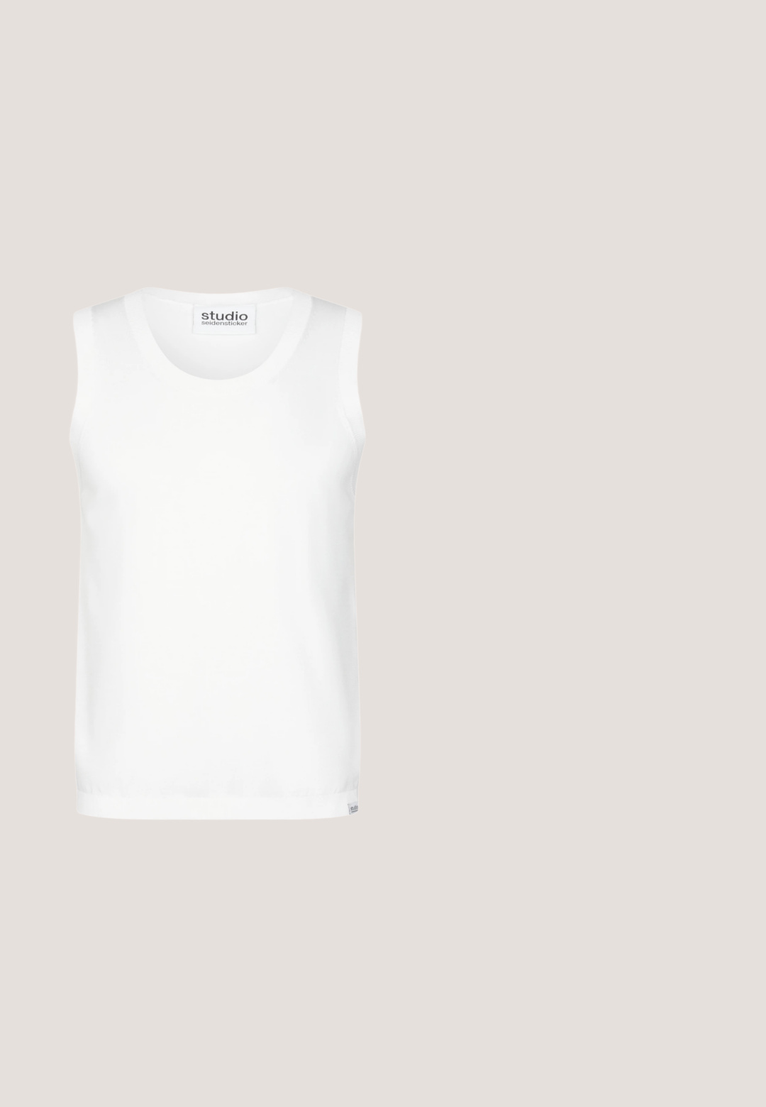 Weißes ärmelloses Tanktop mit rundem Ausschnitt, Studio Seidensticker Etikett am Nacken und Saum, auf einfarbigem Hintergrund dargestellt.; Herren-Hemd mit kurzen Ärmeln, beige-weiß dünn gestreift, mit Knopfleiste, Camp-Kragen und fünf Knöpfen auf der Vorderseite.; Helle blaue Jeansshorts mit einem leicht ausgewaschenen Finish, umgeschlagenen Säumen, Fünf-Taschen-Design und einem Metallknopfverschluss.; Weiße Canvas-Sneaker mit navyblauem Fersenakzent, flacher Gummisohle, runder Zehenpartie und weißen Schnürsenkeln. Mit Logo an der Seite.; Sonnenbrille mit Schildpattrahmen und runden grünen Gläsern, ruhend auf einer weißen Oberfläche.; Leinen-Tote-Bag in Off-White mit zwei stabilen Griffen. Verfügt über einen zentralen schwarzen Logodruck und eine strukturierte rechteckige Form.