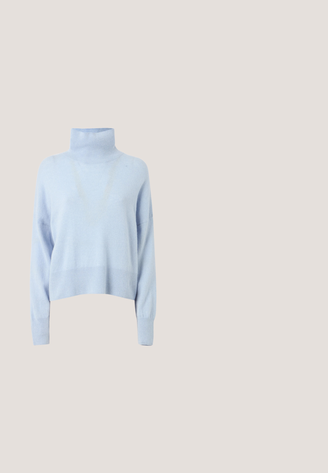 Pull léger bleu en col roulé fabriqué dans un tissu doux, avec un design court, des manches longues et des bords côtelés.; Veste en velours côtelé bleu marine foncé avec un grand col pointu, fermeture à boutons et deux poches poitrine à rabat avec boutons.; Pantalons rayés bleu marine en tissu texturé, présentant une coupe droite, des poches à la taille et un devant plat.; Baskets en denim bleu avec semelles épaisses blanches et fond en caoutchouc marron. Dotées de lacets blancs et d'un pendentif logo sur le côté, design incurvé.; Sac à bandoulière blanc Calvin Klein avec longues poignées, forme rectangulaire, fermeture éclair et charm logo décoratif suspendu près de la poignée.; Boucles d'oreilles pendantes en argent avec des cristaux clairs rectangulaires et ronds alignés verticalement, sécurisées par des fermoirs à levier.