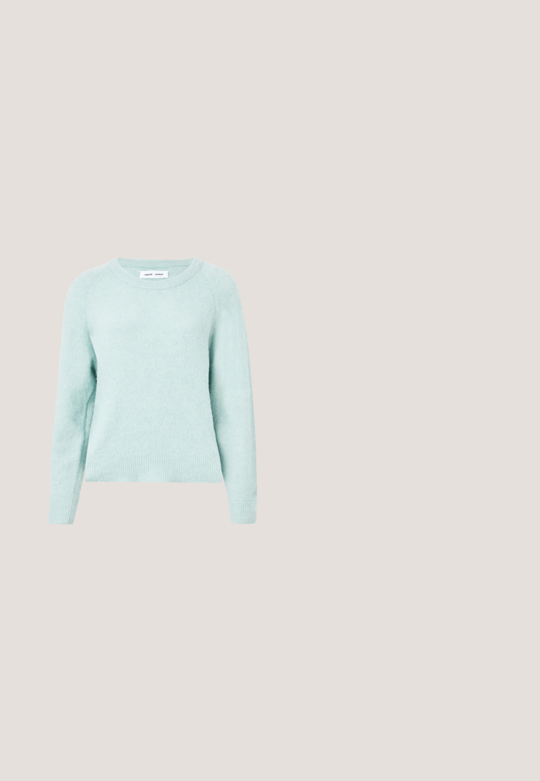 Pull en tricot de couleur vert menthe clair, fabriqué à partir d'un tissu doux et texturé. Présente un col rond et des poignets côtelés. Coupe classique avec des manches raglan.; Chemise beige à manches longues avec un grand col pointu, fermeture à boutons, et larges poignets. Fabriquée dans un tissu lisse et léger.; Jeans larges bleu clair à taille haute, en tissu denim. Présente une fermeture à bouton et éclair avec des poches avant.; Chaussure plate slingback en cuir couleur crème avec un bout arrondi et un petit emblème doré sur la bride.; Sac à main en cuir jaune avec une silhouette incurvée, une bandoulière courte réglable et un compartiment zippé. Présente un logo subtil à l'avant.; Paire de boucles d'oreilles créoles en bouclettes dorées brillantes sur fond blanc uni, présentant un design torsadé entrelacé.