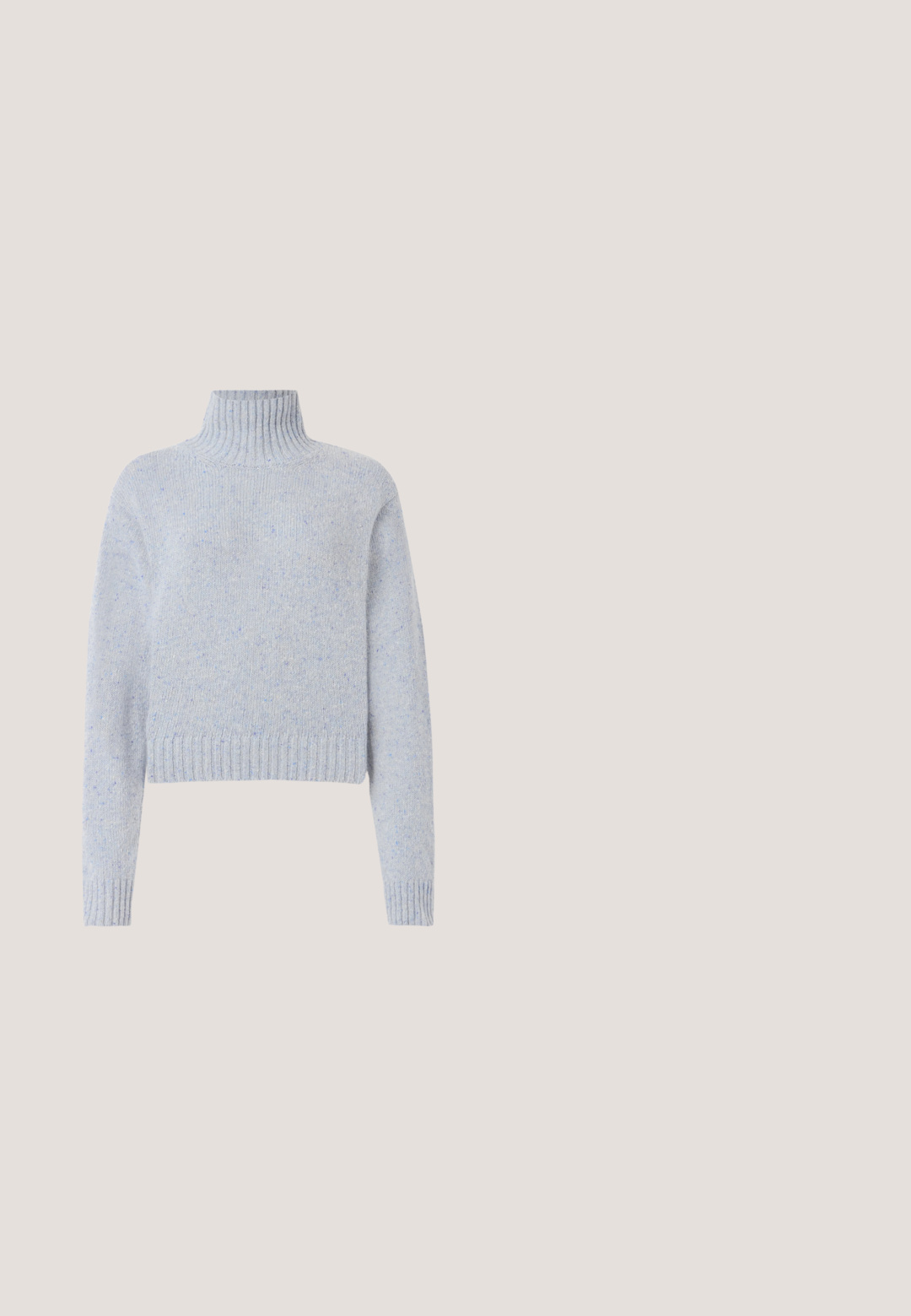 Pull en maille bleu clair à motifs, avec col roulé, manches longues et poignets et ourlet côtelés, présenté sur un fond blanc.; Chemise métallique sombre en tissu lisse, dotée d'une fermeture à boutons, d'un col classique et de manches longues avec une coupe décontractée.; Jupe en laine marine avec une texture douce et duveteuse, en forme de A évasée, et taille ajustée, présentant un léger éclat et une ligne d'ourlet propre.; Botte noire en cuir jusqu'au genou avec bout pointu et petit talon kitten sur un fond clair uni.; Sac à main en cuir noir de forme courbe, avec une poignée supérieure, des éléments en métal argenté et des surpiqûres contrastantes. Il présente une sangle à l'avant et des détails de surpiqûres.; Paire de petites boucles d'oreilles créoles argentées brillantes avec une base ronde, présentées sur un fond clair uni.